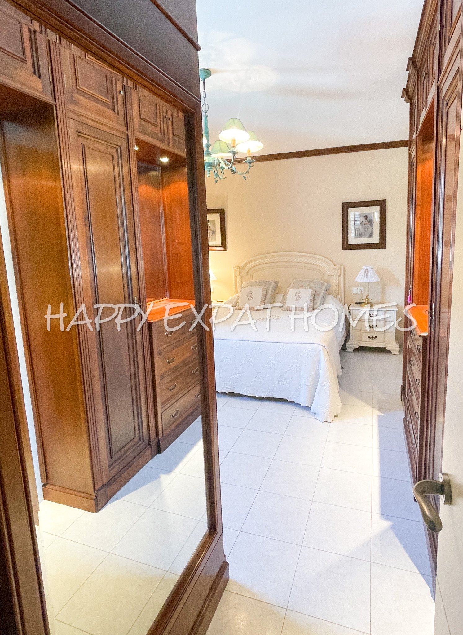 Verfügbar zur Langzeitmiete ab November 2025, befindet sich dieses wunderbare Doppelhaus in Vallpineda nur 5 Autominuten vom Zentrum Sitges und seinen