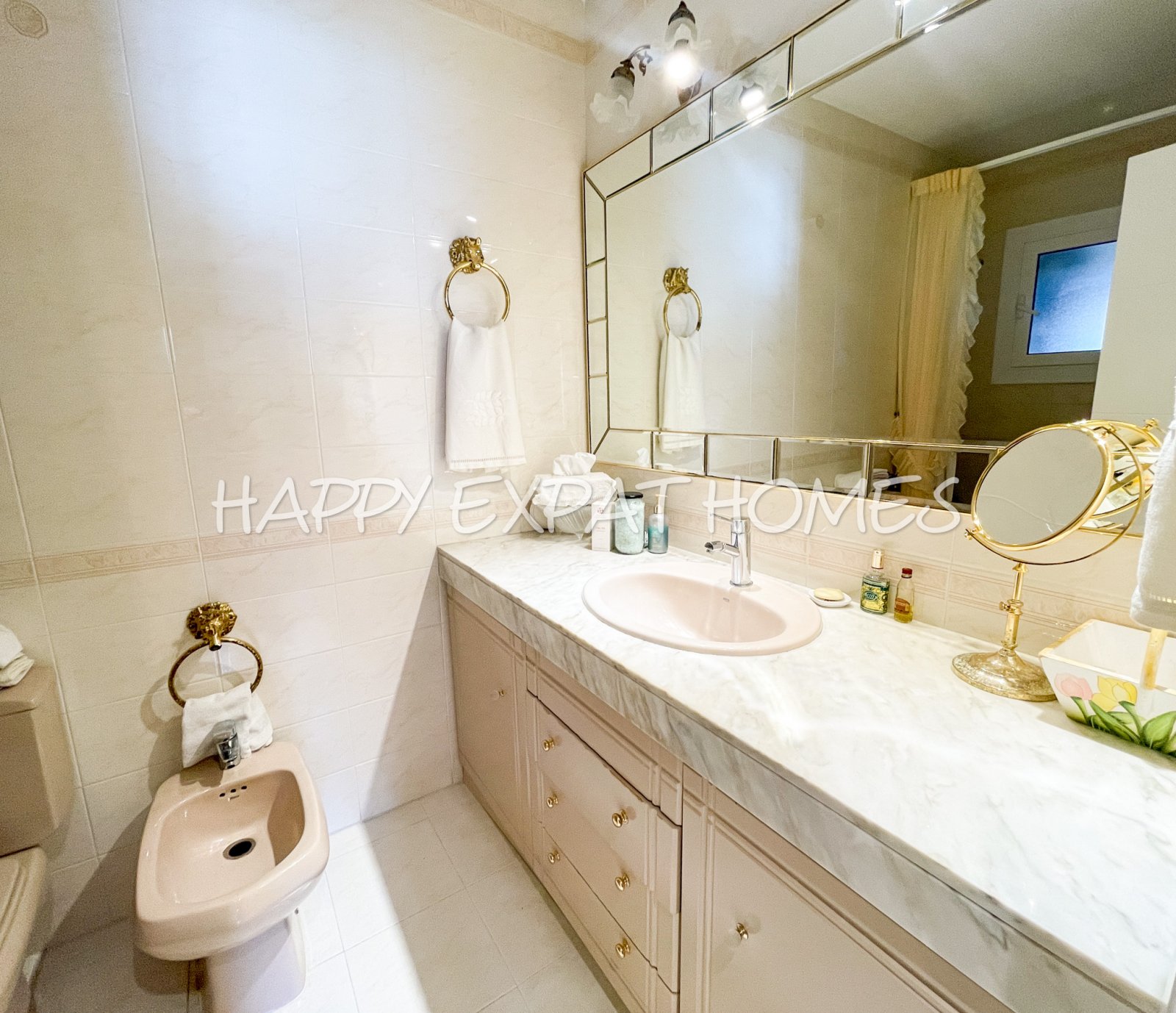 Verfügbar zur Langzeitmiete ab November 2025, befindet sich dieses wunderbare Doppelhaus in Vallpineda nur 5 Autominuten vom Zentrum Sitges und seinen