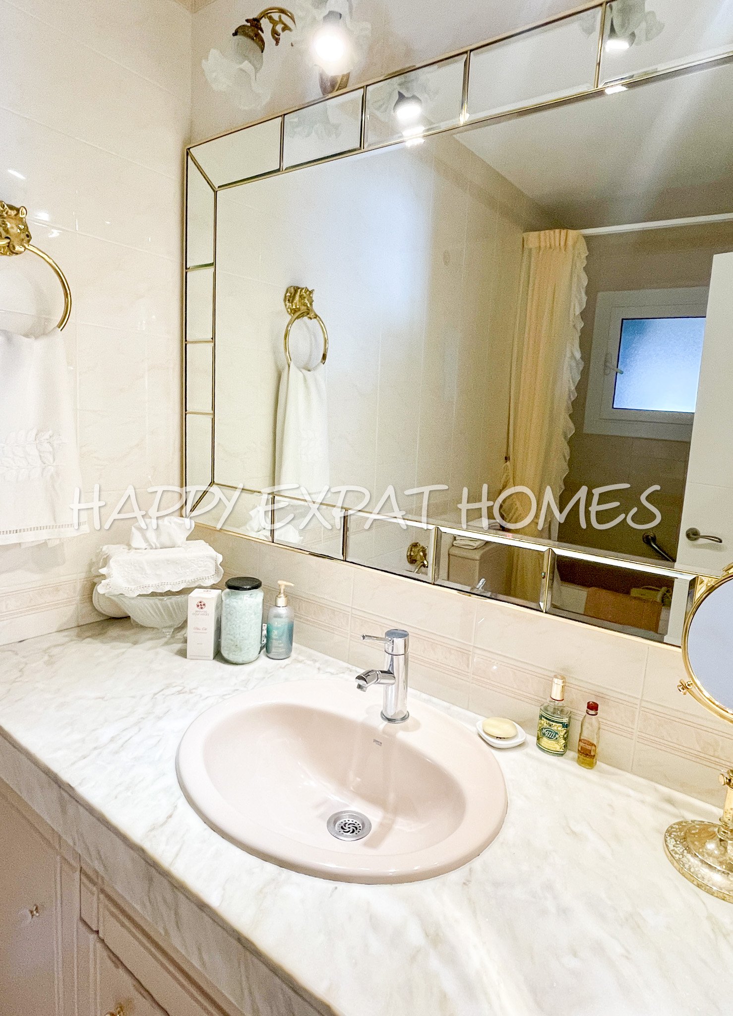 Verfügbar zur Langzeitmiete ab November 2025, befindet sich dieses wunderbare Doppelhaus in Vallpineda nur 5 Autominuten vom Zentrum Sitges und seinen