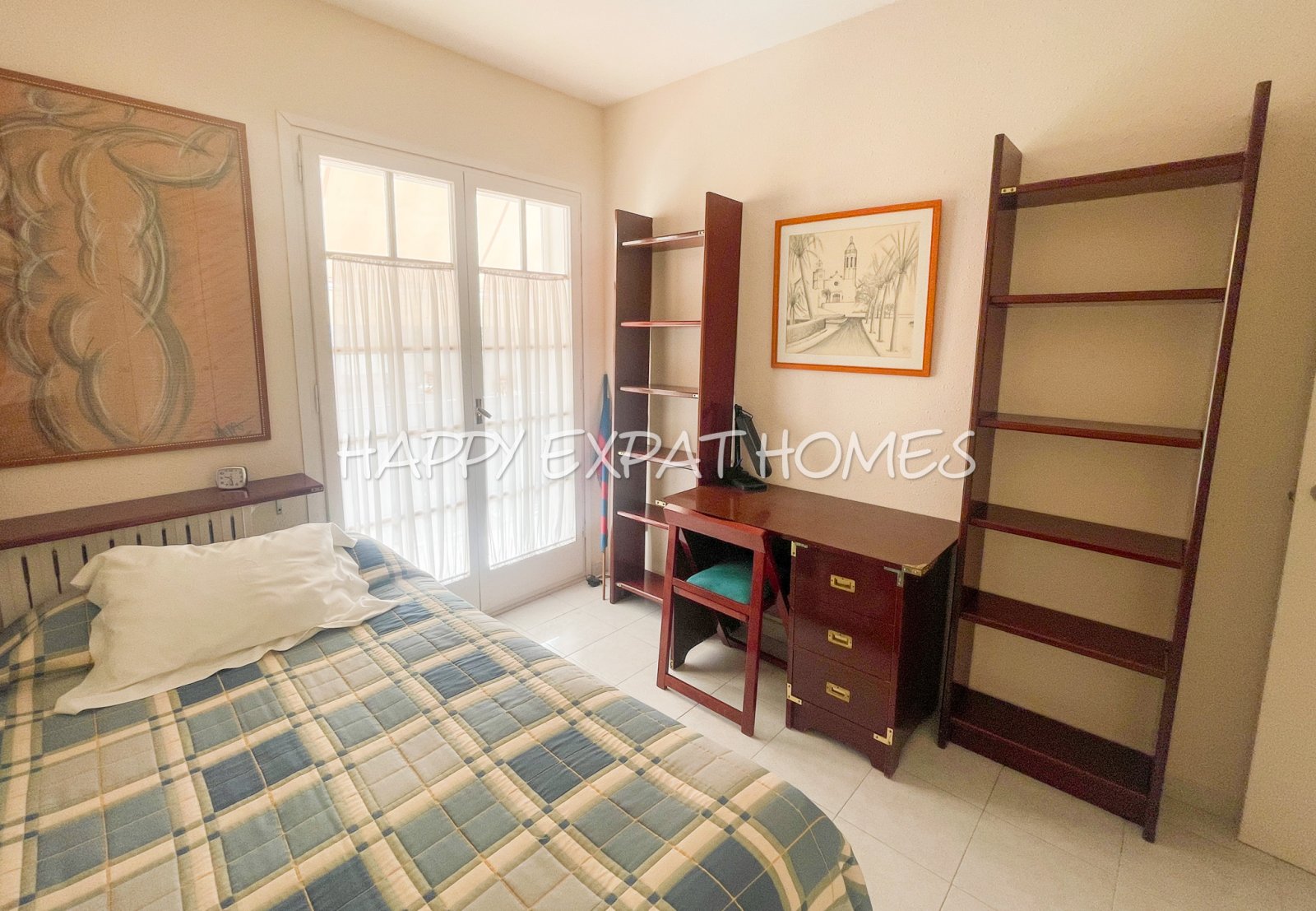 Verfügbar zur Langzeitmiete ab November 2025, befindet sich dieses wunderbare Doppelhaus in Vallpineda nur 5 Autominuten vom Zentrum Sitges und seinen