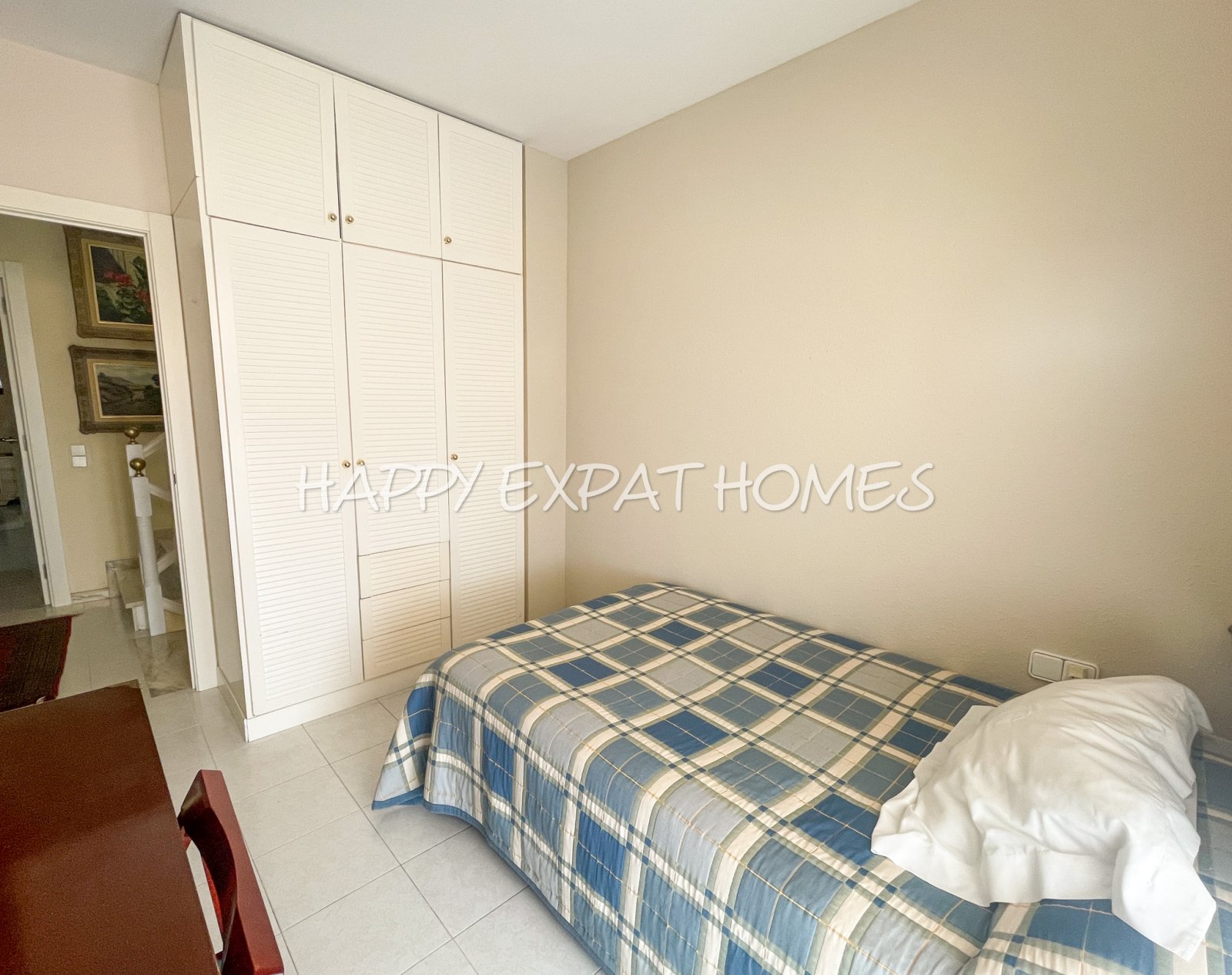 Verfügbar zur Langzeitmiete ab November 2025, befindet sich dieses wunderbare Doppelhaus in Vallpineda nur 5 Autominuten vom Zentrum Sitges und seinen