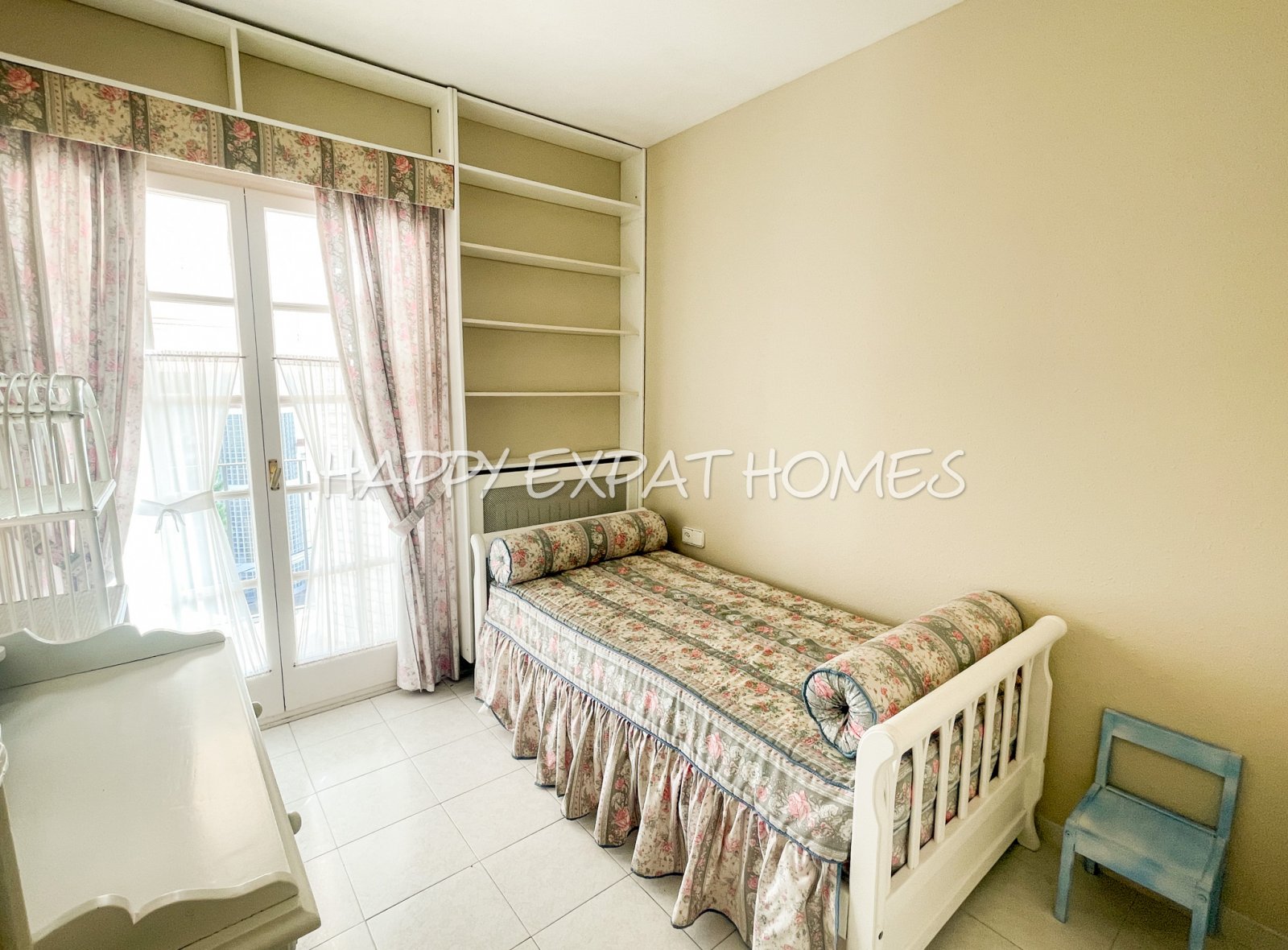 Verfügbar zur Langzeitmiete ab November 2025, befindet sich dieses wunderbare Doppelhaus in Vallpineda nur 5 Autominuten vom Zentrum Sitges und seinen