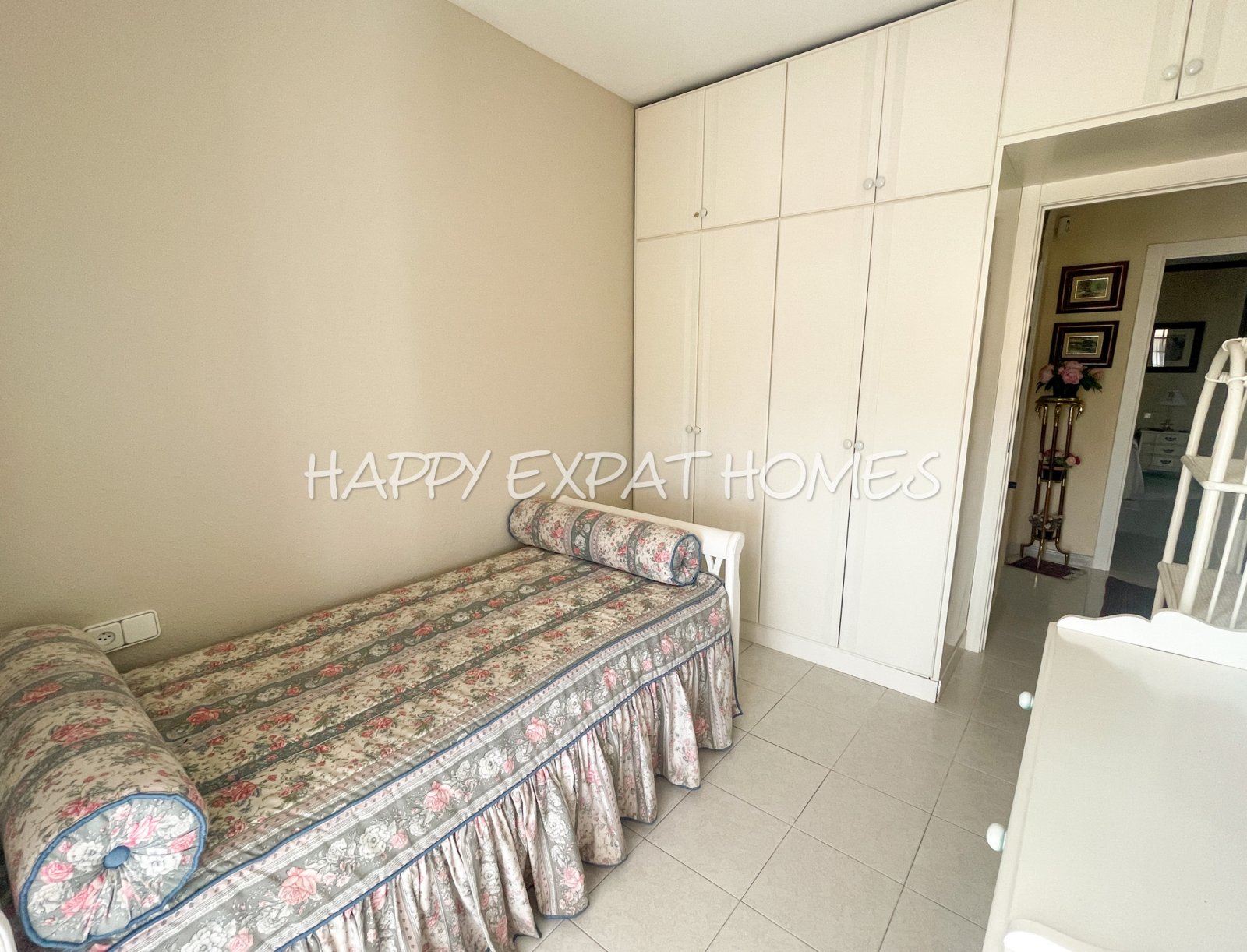 Verfügbar zur Langzeitmiete ab November 2025, befindet sich dieses wunderbare Doppelhaus in Vallpineda nur 5 Autominuten vom Zentrum Sitges und seinen