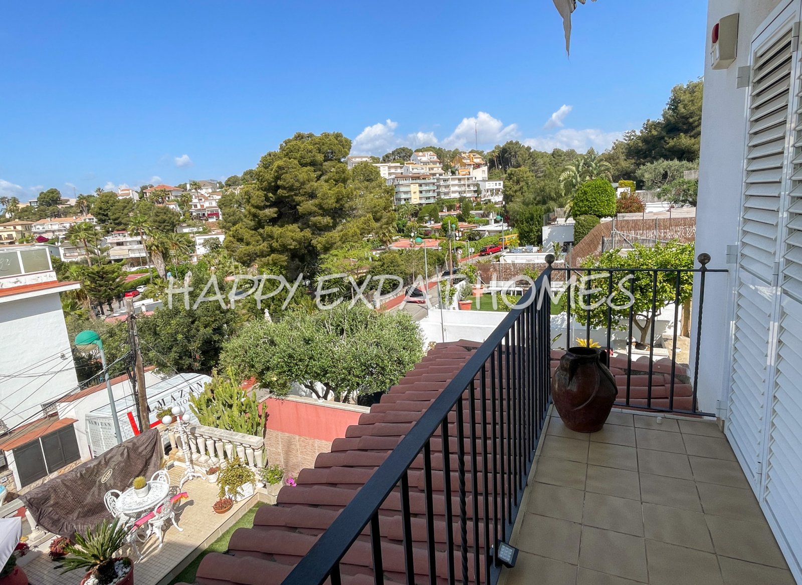 Verfügbar zur Langzeitmiete ab November 2025, befindet sich dieses wunderbare Doppelhaus in Vallpineda nur 5 Autominuten vom Zentrum Sitges und seinen