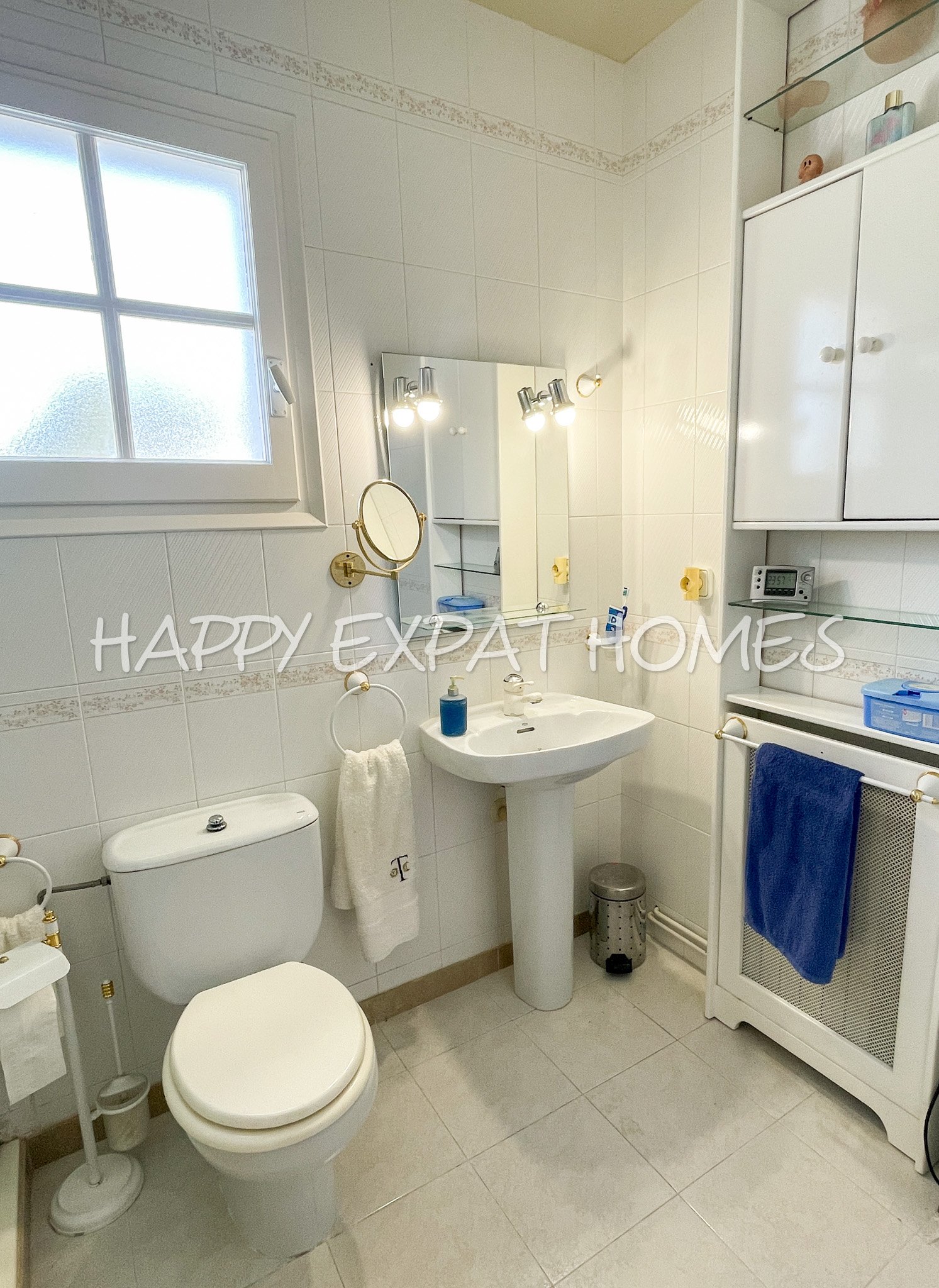 Verfügbar zur Langzeitmiete ab November 2025, befindet sich dieses wunderbare Doppelhaus in Vallpineda nur 5 Autominuten vom Zentrum Sitges und seinen