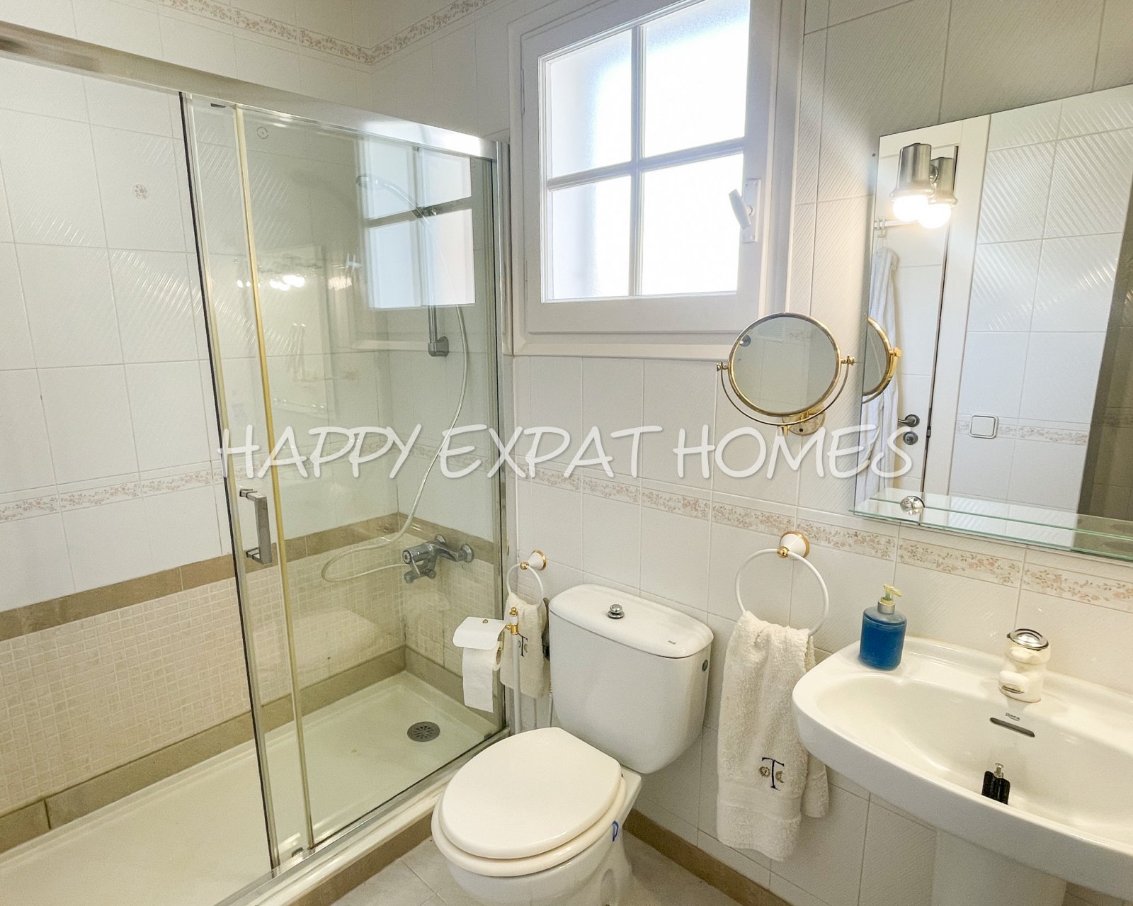 Verfügbar zur Langzeitmiete ab November 2025, befindet sich dieses wunderbare Doppelhaus in Vallpineda nur 5 Autominuten vom Zentrum Sitges und seinen