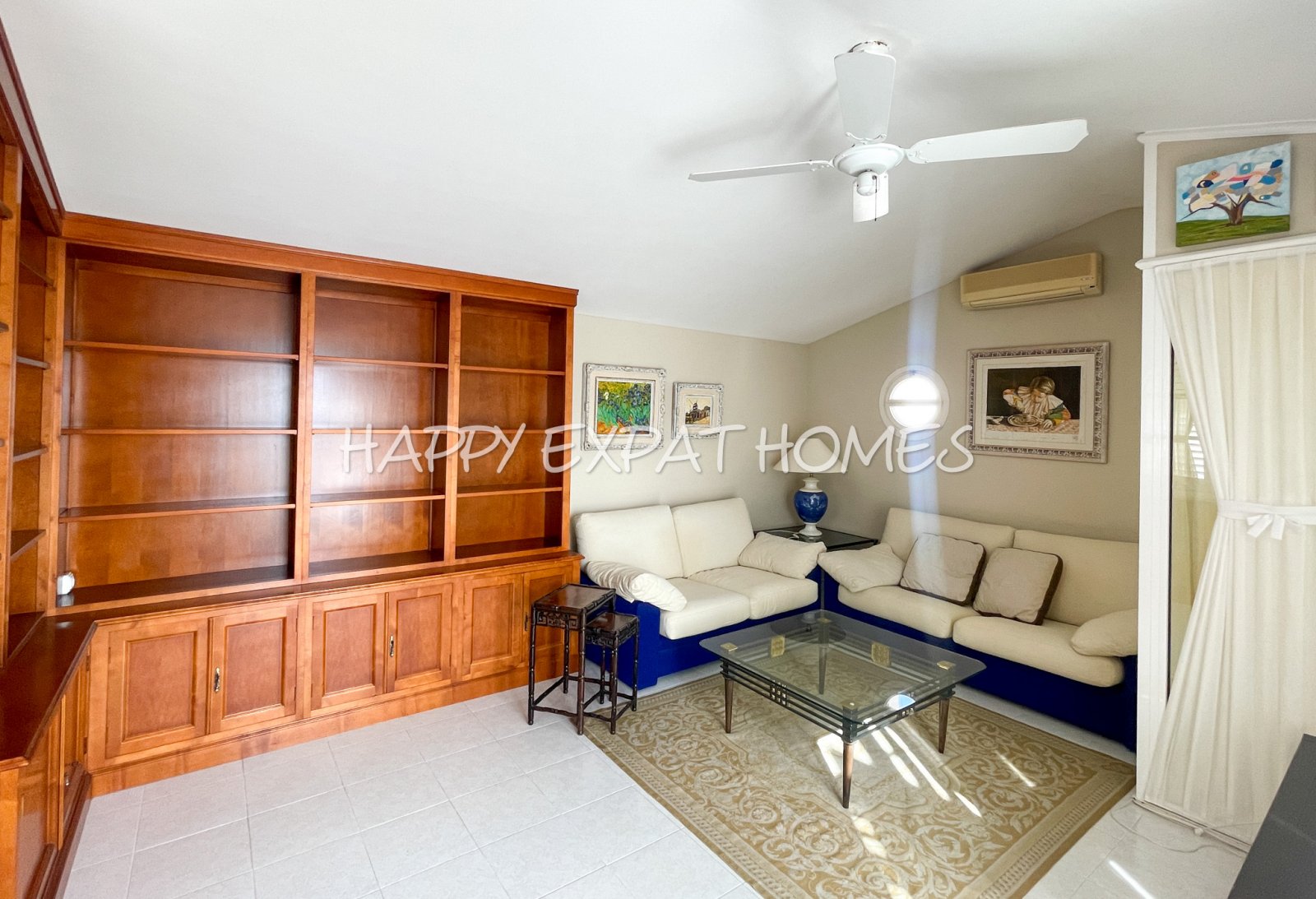 Verfügbar zur Langzeitmiete ab November 2025, befindet sich dieses wunderbare Doppelhaus in Vallpineda nur 5 Autominuten vom Zentrum Sitges und seinen