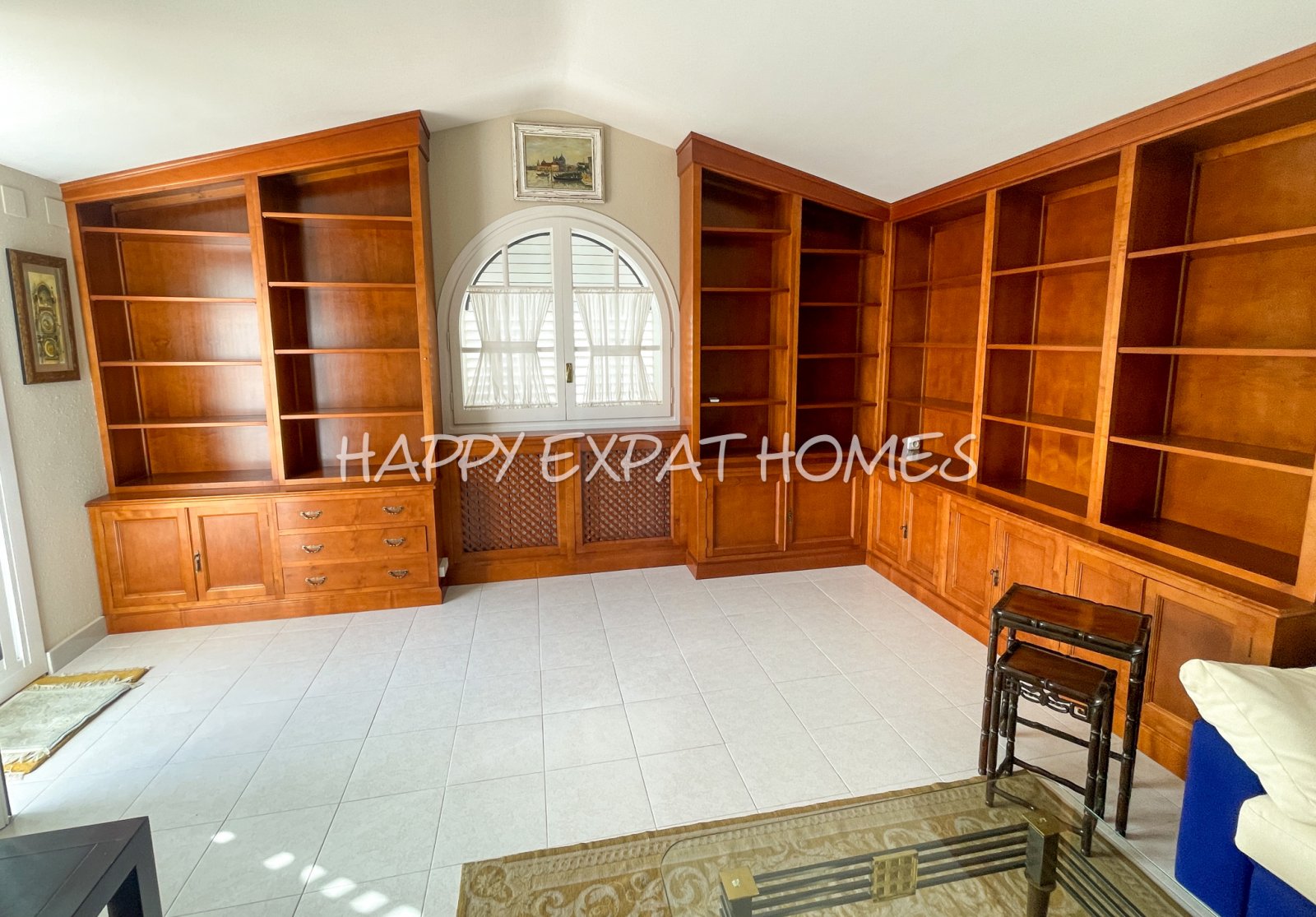 Verfügbar zur Langzeitmiete ab November 2025, befindet sich dieses wunderbare Doppelhaus in Vallpineda nur 5 Autominuten vom Zentrum Sitges und seinen