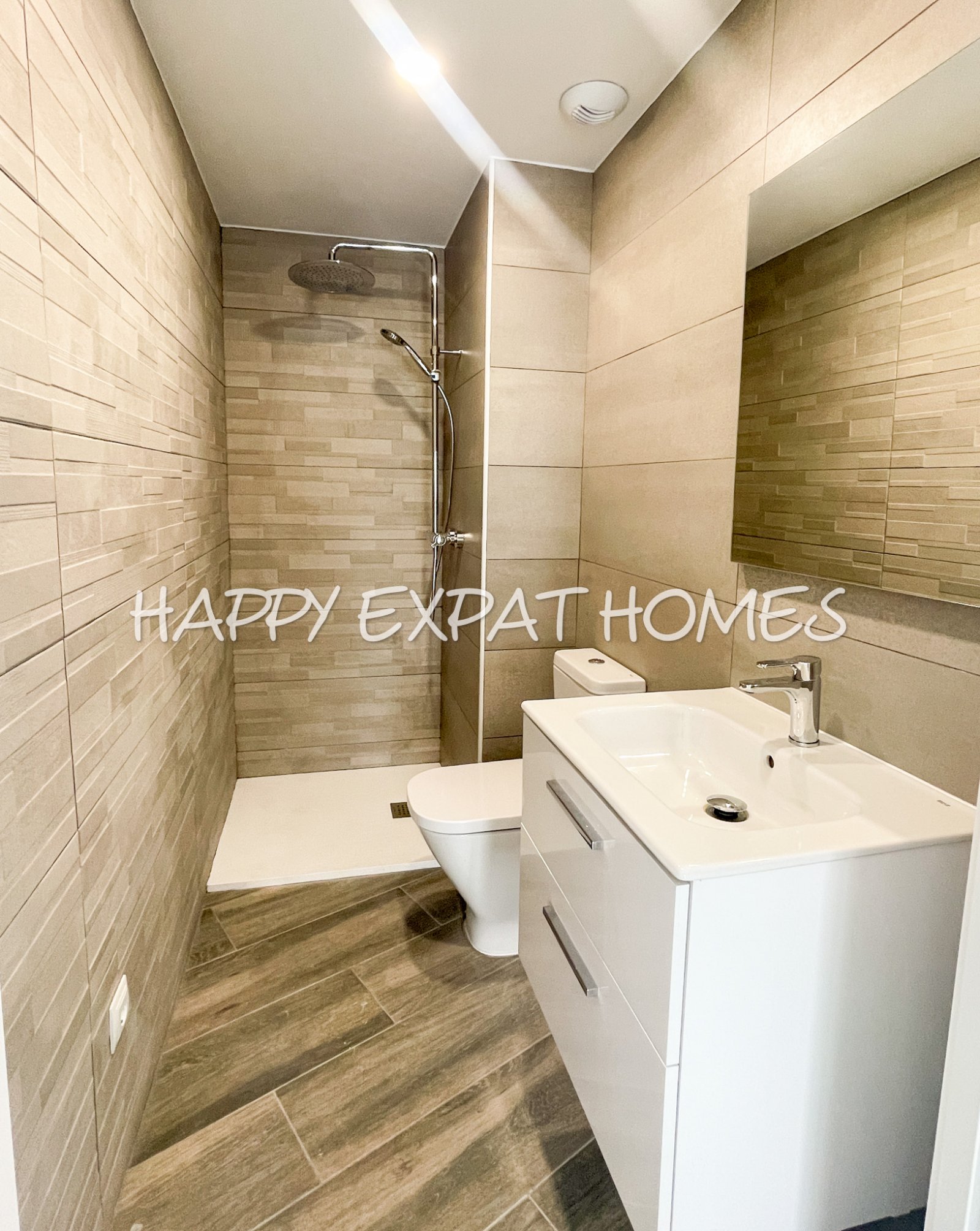 Verfügbar für langfristig, 3-Zimmer-Wohnung im Zentrum von Vilanova i la Geltrú, neu gebaut.
Wir haben die ideale Option, die Sie suchen, mit einem En