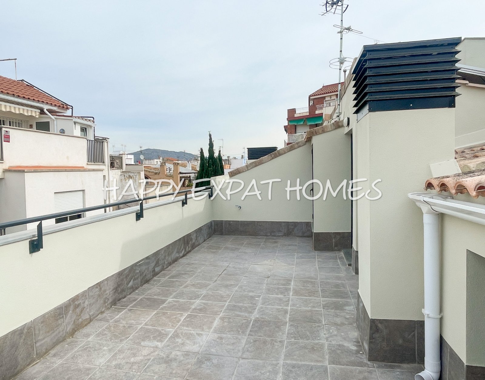 Verfügbar für langfristig, 3-Zimmer-Wohnung im Zentrum von Vilanova i la Geltrú, neu gebaut.
Wir haben die ideale Option, die Sie suchen, mit einem En