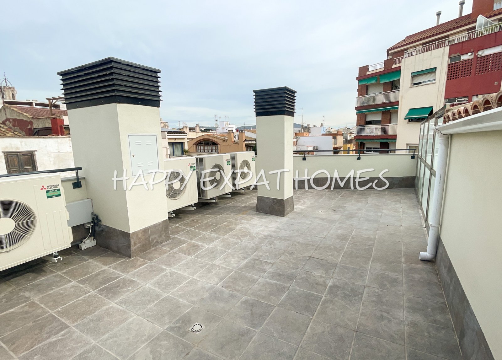 Verfügbar für langfristig, 3-Zimmer-Wohnung im Zentrum von Vilanova i la Geltrú, neu gebaut.
Wir haben die ideale Option, die Sie suchen, mit einem En