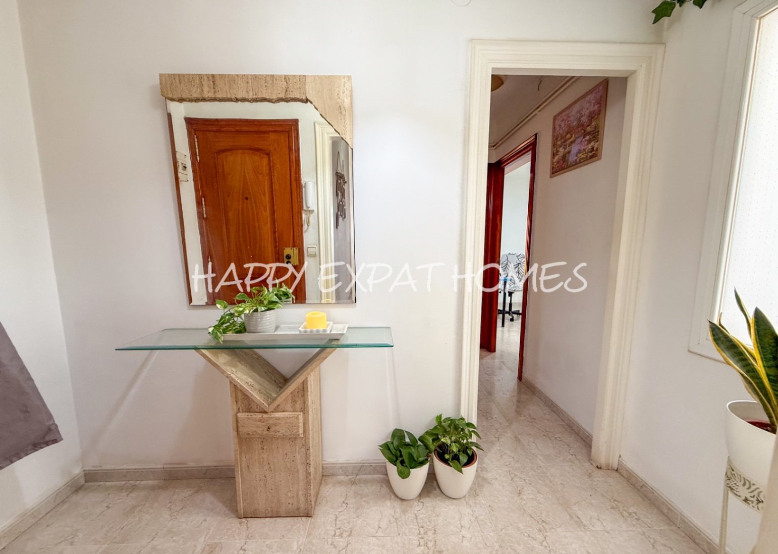 Entdecken Sie diese vielseitige Wohnung im Viertel Pueblo Seco in Sitges.
Das Anwesen bietet viel Potenzial, mit drei Schlafzimmern, einem lichtdu