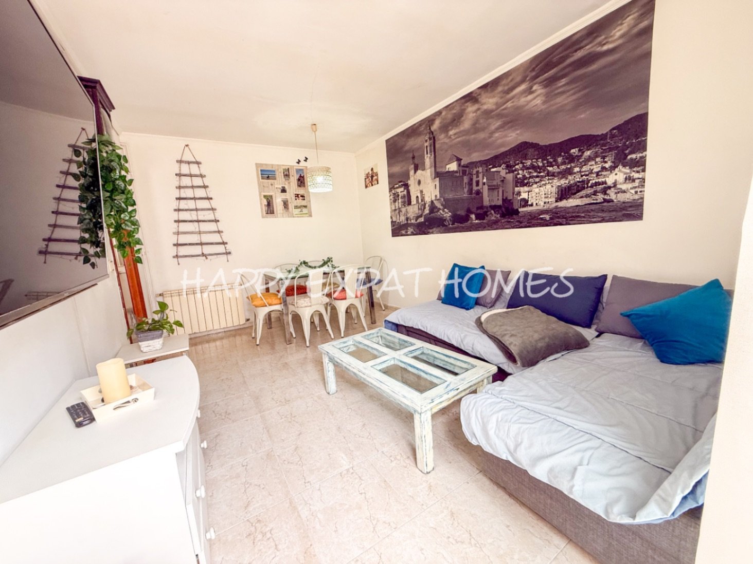 Entdecken Sie diese vielseitige Wohnung im Viertel Pueblo Seco in Sitges.
Das Anwesen bietet viel Potenzial, mit drei Schlafzimmern, einem lichtdu