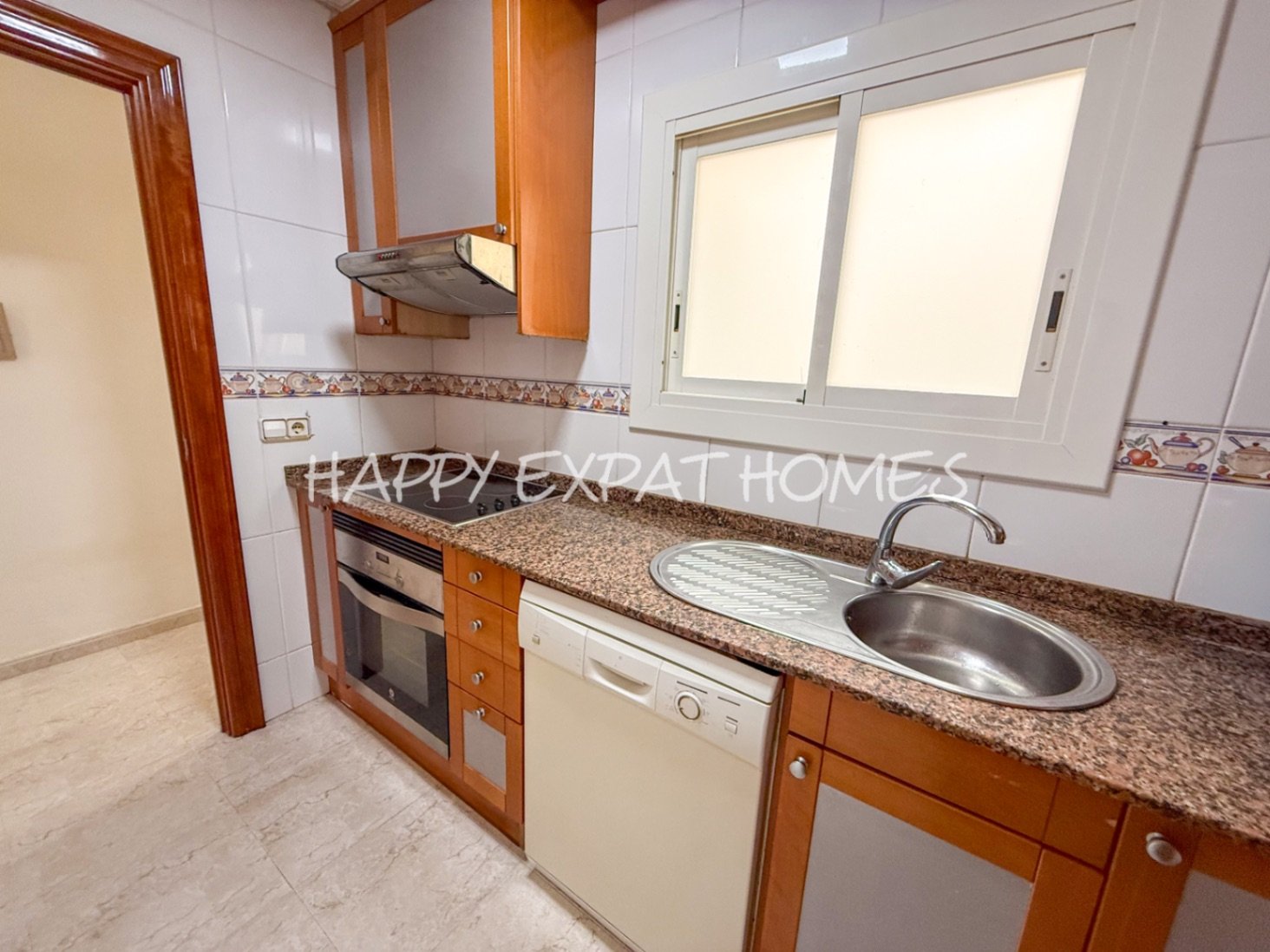 Entdecken Sie diese vielseitige Wohnung im Viertel Pueblo Seco in Sitges.
Das Anwesen bietet viel Potenzial, mit drei Schlafzimmern, einem lichtdu