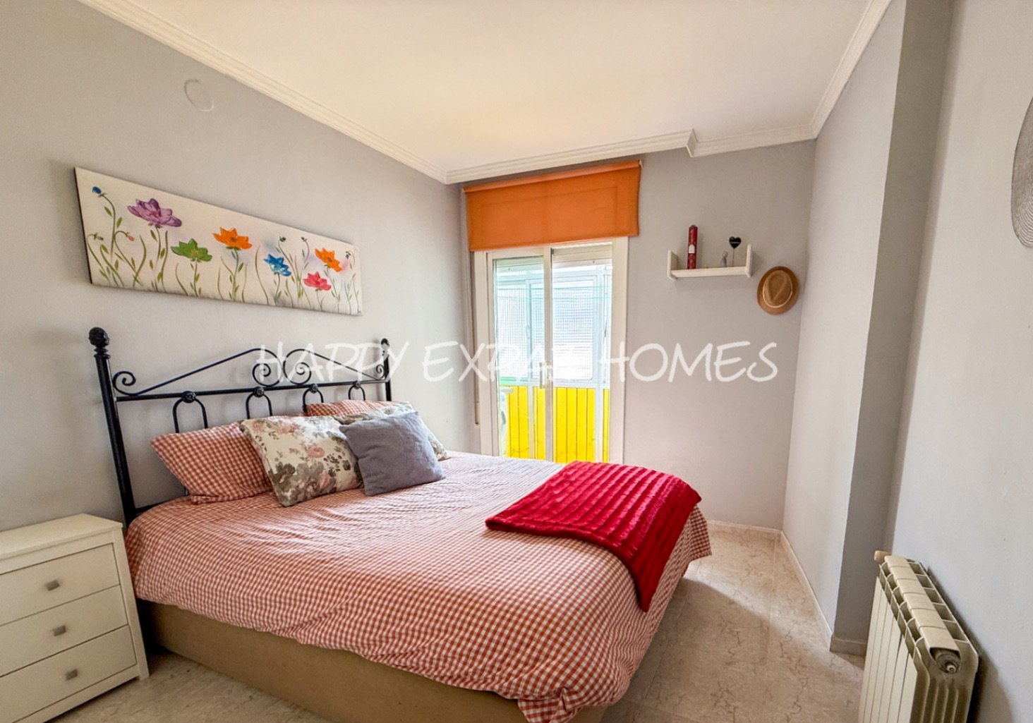 Entdecken Sie diese vielseitige Wohnung im Viertel Pueblo Seco in Sitges.
Das Anwesen bietet viel Potenzial, mit drei Schlafzimmern, einem lichtdu