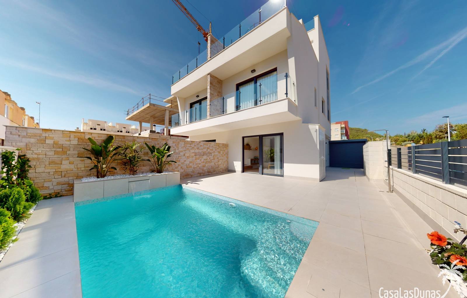 Wunderschönes Neubauprojekt mit 8 Doppelhaushälften. Die Villen sind auf einem großzügigen Grundstück gebaut. Alle Villen verfügen über 4 Schlafzimme