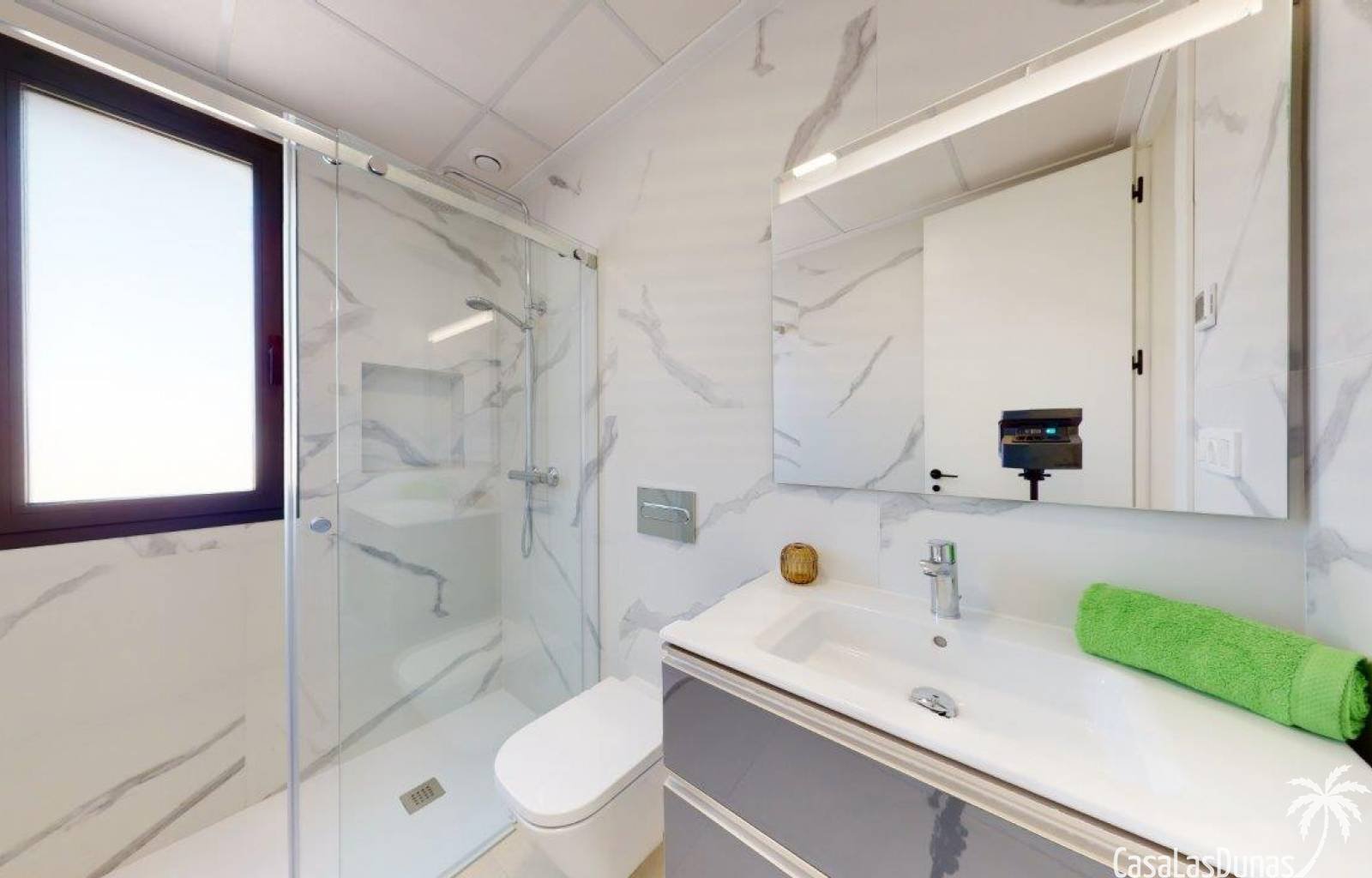 Wunderschönes Neubauprojekt mit 8 Doppelhaushälften. Die Villen sind auf einem großzügigen Grundstück gebaut. Alle Villen verfügen über 4 Schlafzimme