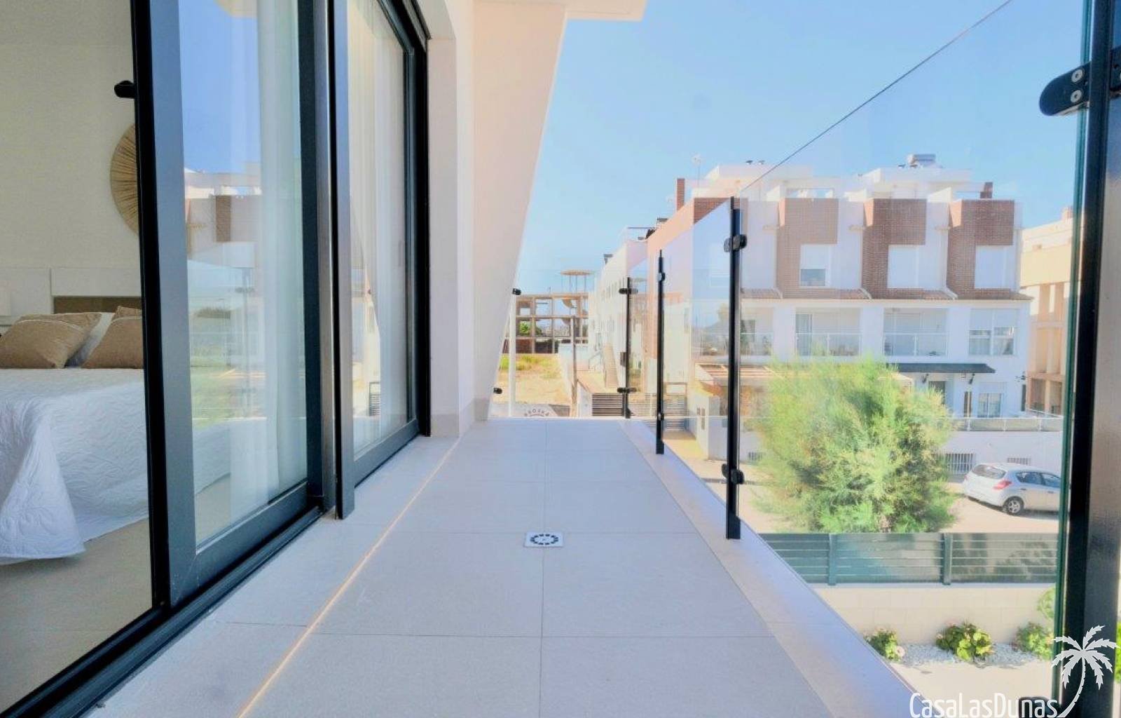 Wunderschönes Neubauprojekt mit 8 Doppelhaushälften. Die Villen sind auf einem großzügigen Grundstück gebaut. Alle Villen verfügen über 4 Schlafzimme