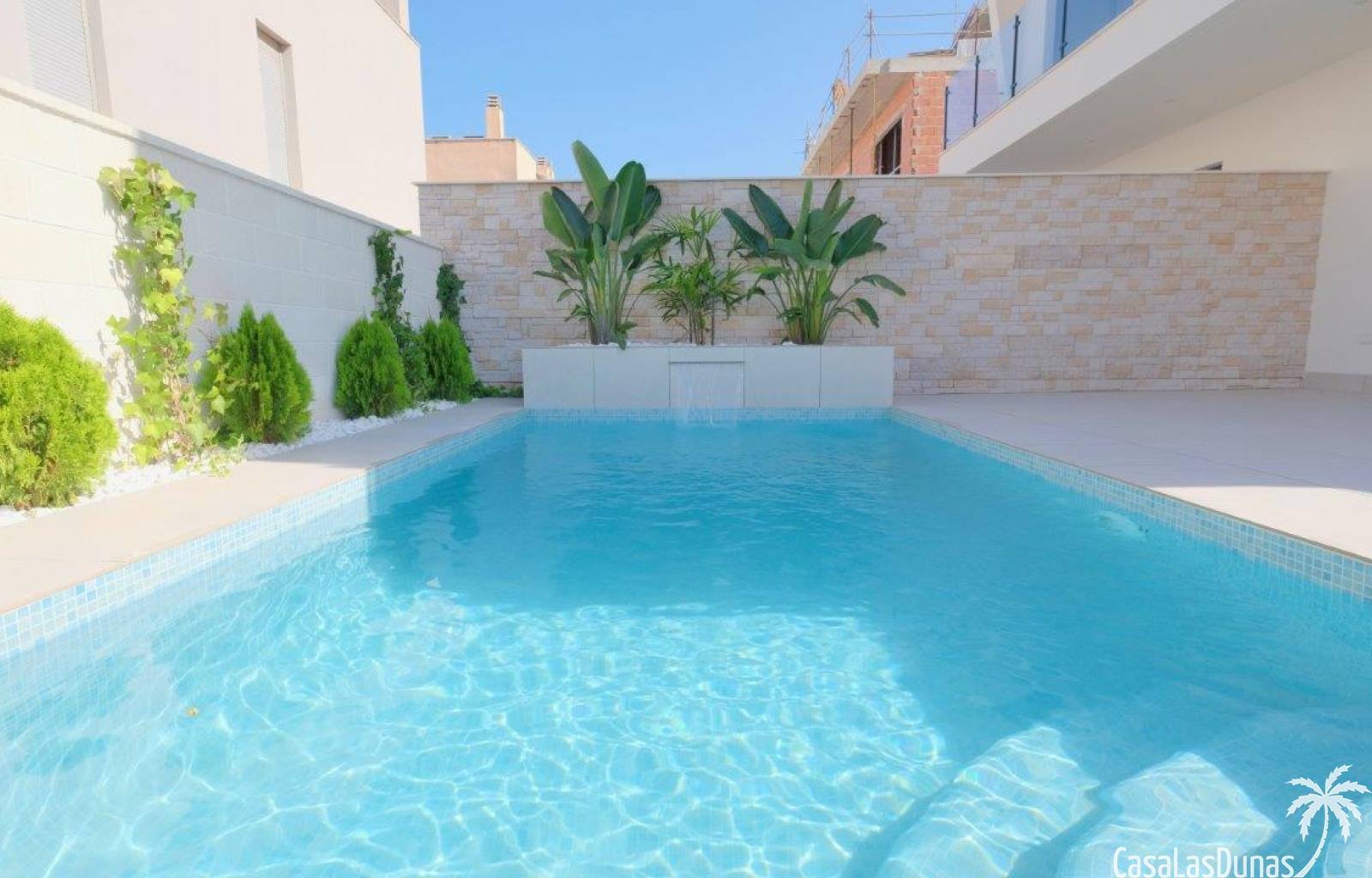 Wunderschönes Neubauprojekt mit 8 Doppelhaushälften. Die Villen sind auf einem großzügigen Grundstück gebaut. Alle Villen verfügen über 4 Schlafzimme