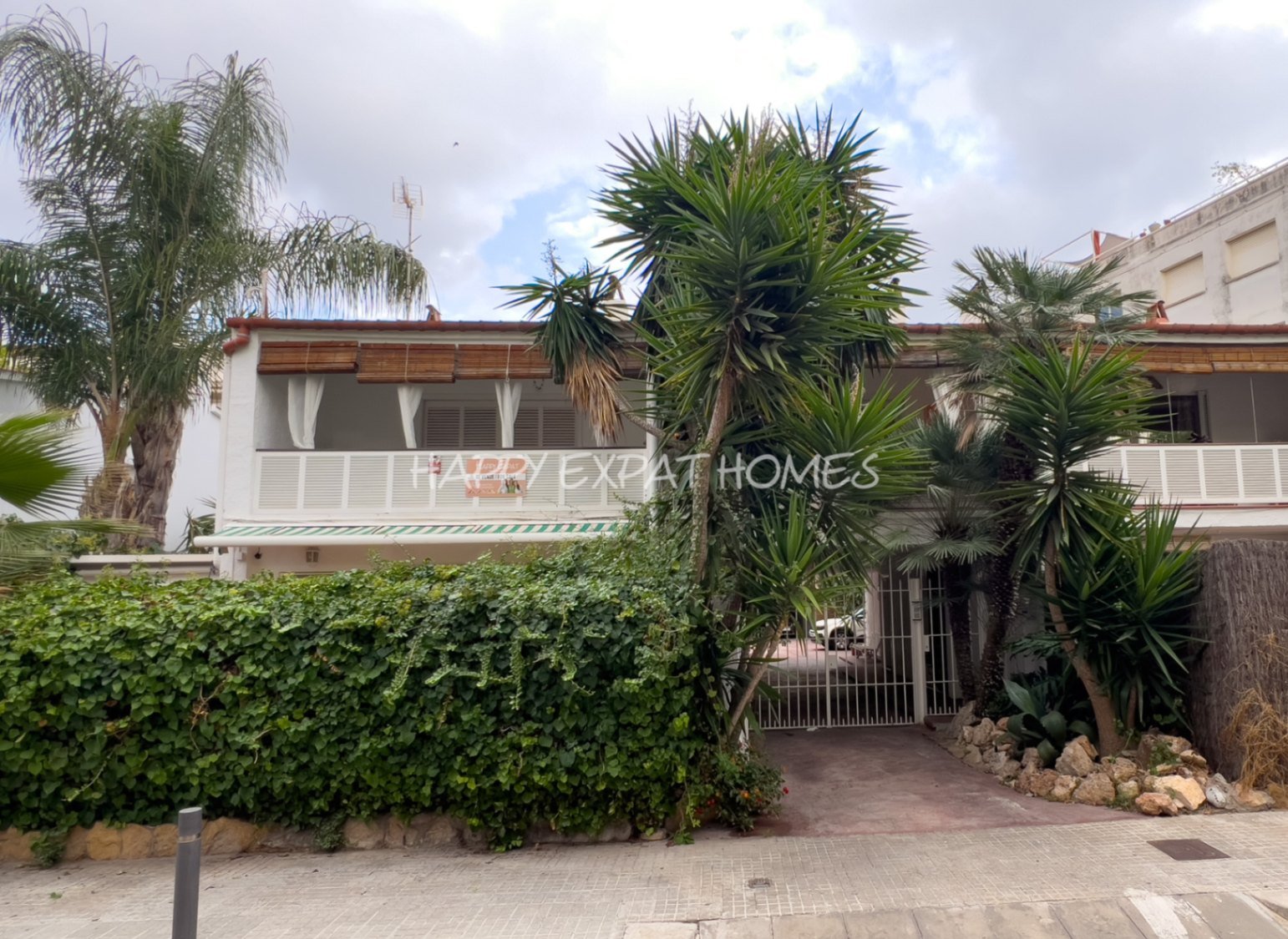 Diese Ein-Zimmer-Wohnung befindet sich an einem unschlagbaren Standort: die Straße Sant Muç ist berühmt dafür, eine exklusive Oase des Friedens in zwe