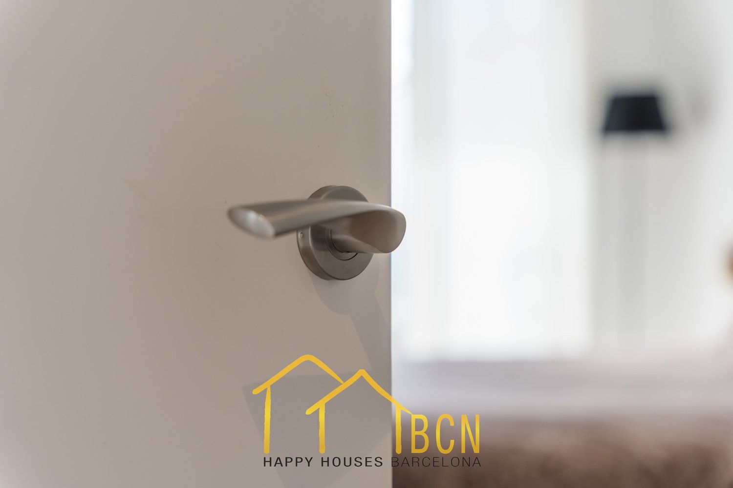 Einzigartige Erdgeschosswohnung in erster Linie mit Garten, Strandblick und Privatsphäre.
Diese Wohnung mit vier Schlafzimmern hat eine Fläche von 122