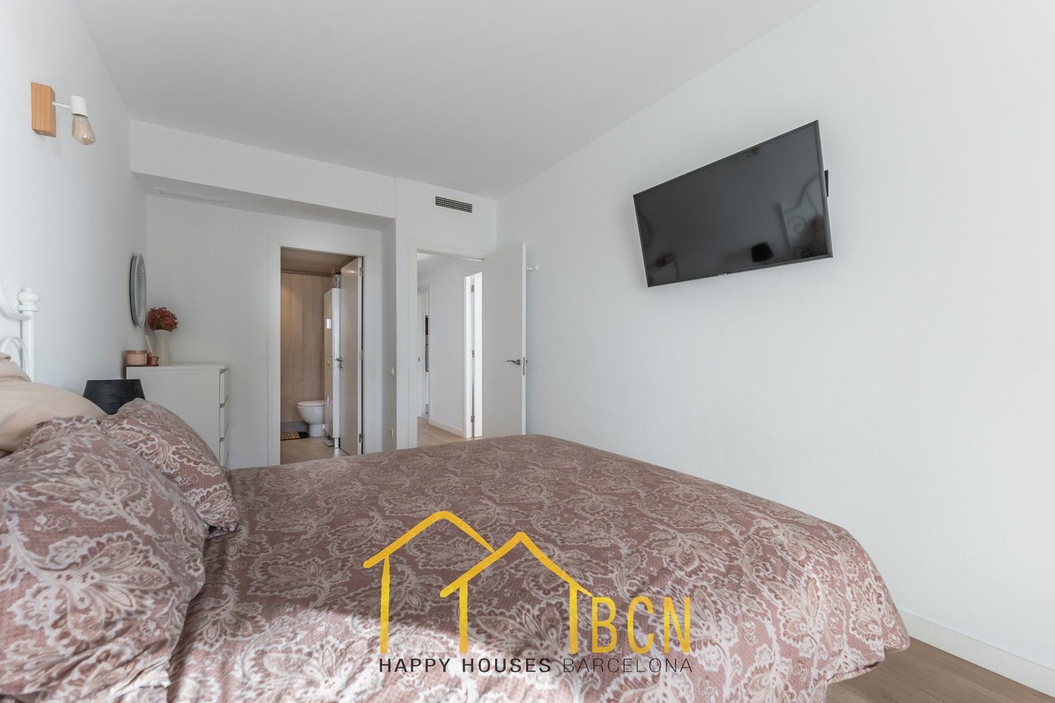 Einzigartige Erdgeschosswohnung in erster Linie mit Garten, Strandblick und Privatsphäre.
Diese Wohnung mit vier Schlafzimmern hat eine Fläche von 122