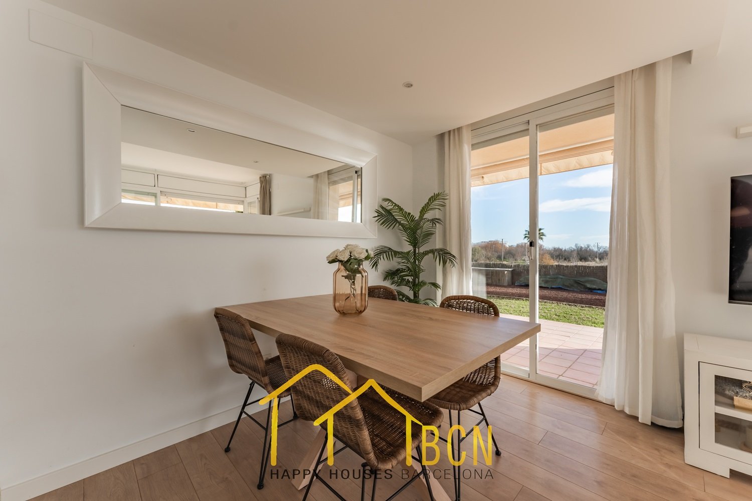 Einzigartige Erdgeschosswohnung in erster Linie mit Garten, Strandblick und Privatsphäre.
Diese Wohnung mit vier Schlafzimmern hat eine Fläche von 122