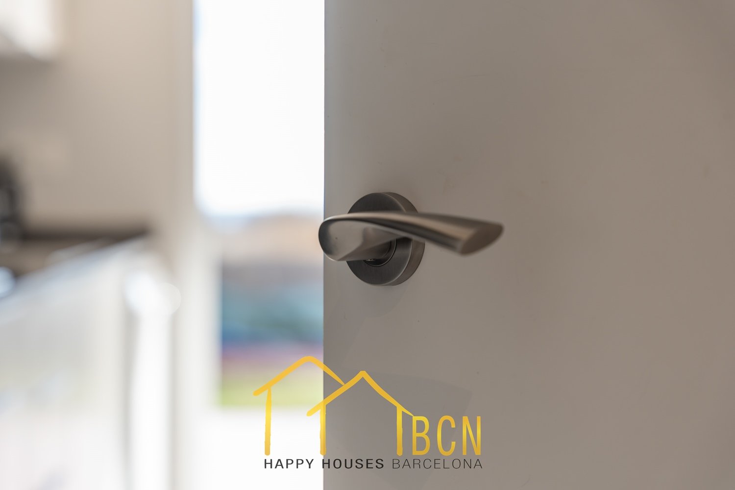 Einzigartige Erdgeschosswohnung in erster Linie mit Garten, Strandblick und Privatsphäre.
Diese Wohnung mit vier Schlafzimmern hat eine Fläche von 122