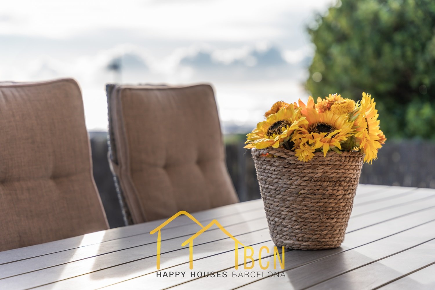 Einzigartige Erdgeschosswohnung in erster Linie mit Garten, Strandblick und Privatsphäre.
Diese Wohnung mit vier Schlafzimmern hat eine Fläche von 122