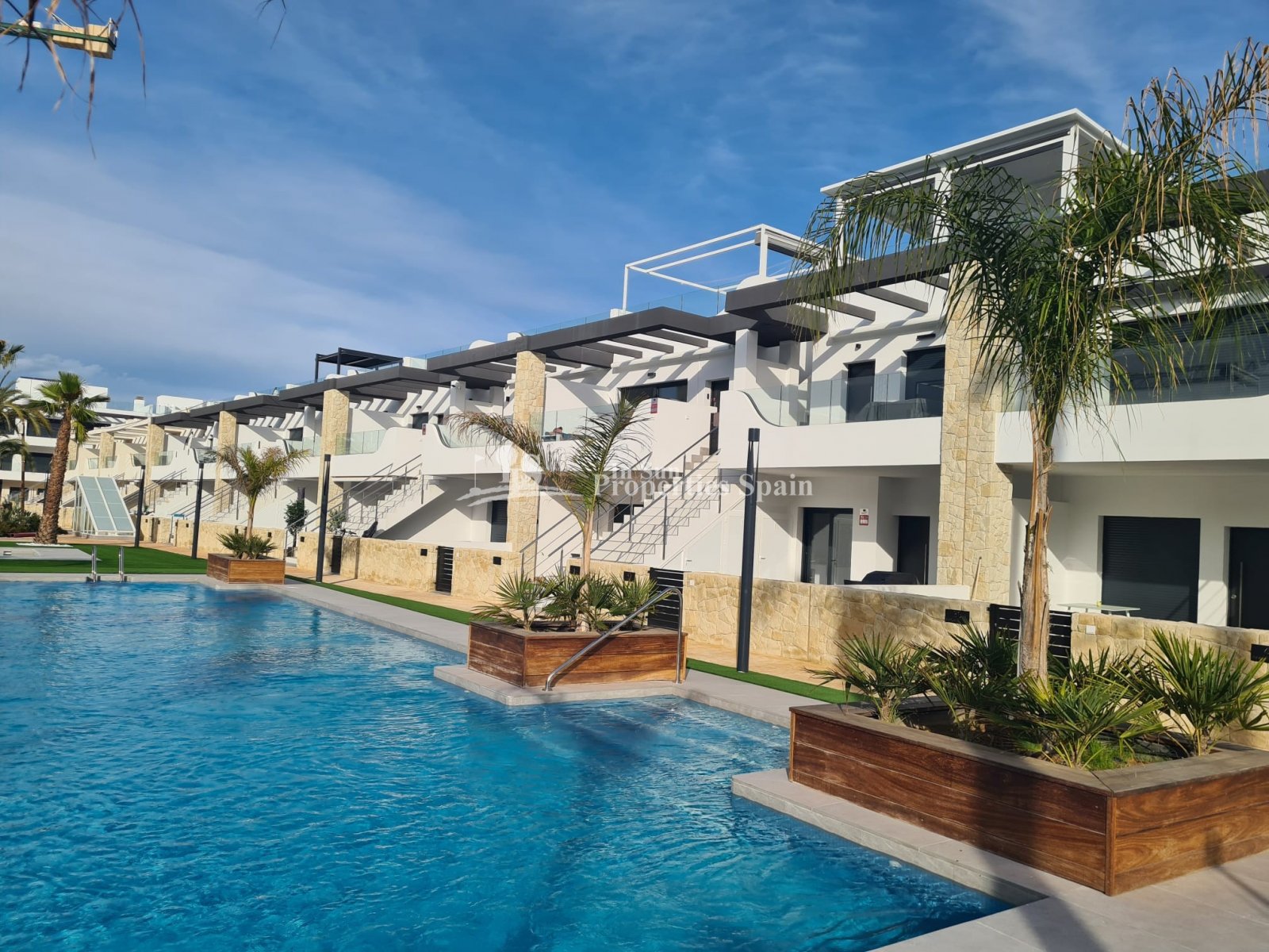 Pilar De La Horadada: 
												New Build Development in Pilar de la Horadada - zu Fuß zu allen Annehmlichkeiten!

Diese 75m2 Top-Wohnung besteht aus 3 Schlafzimmern, 2  