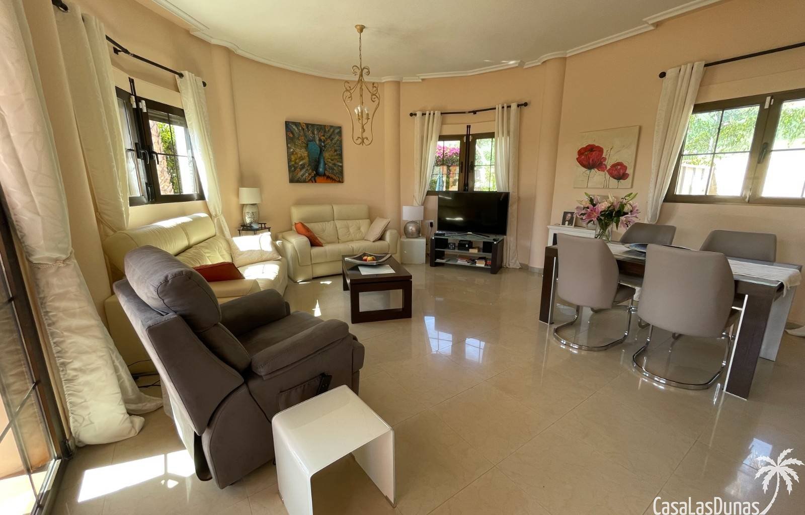 Die Villa Marina liegt in der charmanten Wohngegend La Marina in San Fulgencio und bietet eine Oase der Ruhe und des Luxus für alle, die ein einzigar