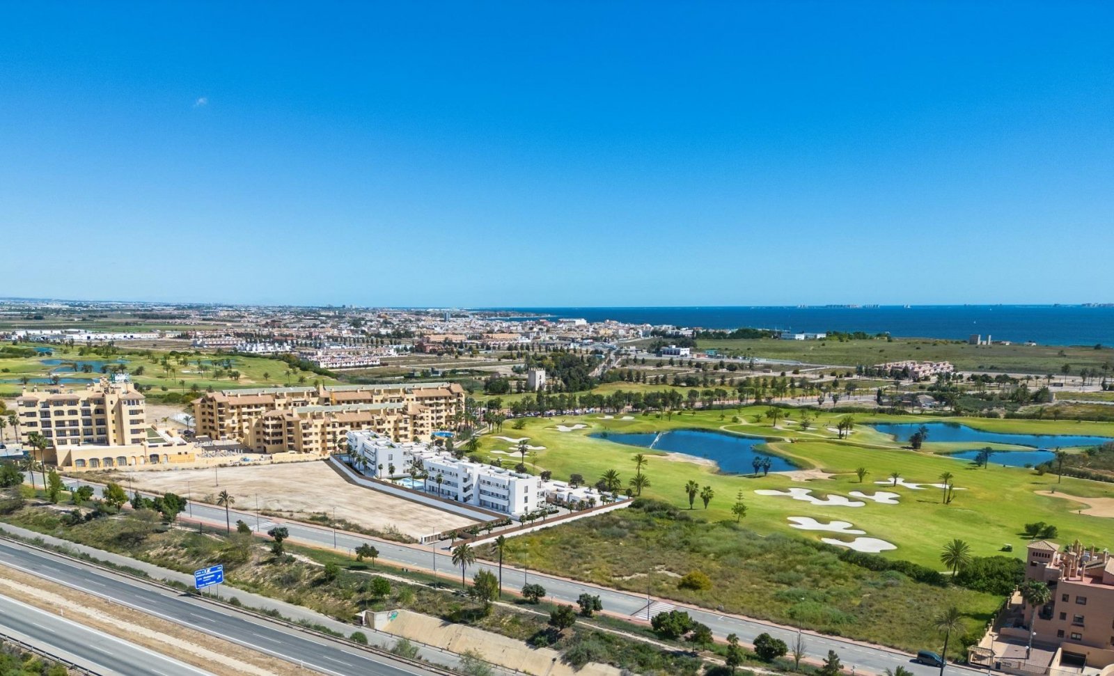 NEUBAU WOHNUNG IN „LA SERENA GOLFPLATZ“ LOS ALCAZARES - 
Die Neubausiedlung besteht aus 32 Wohnungen und Penthäusern mit 2 und 3 Schlafz