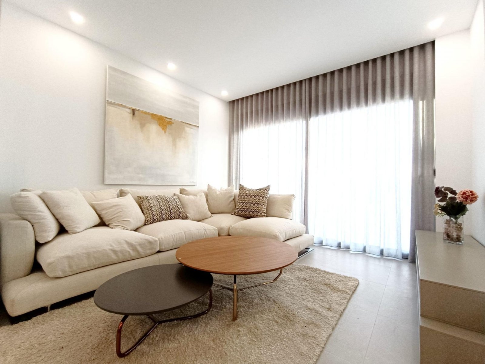 Luxuriöse Neubau-Doppelhaushälften in Benijófar, Costa Blanca
Erstklassige Lage in Benijófar mit bequemem Zugang zu Annehmlichkeiten
Er