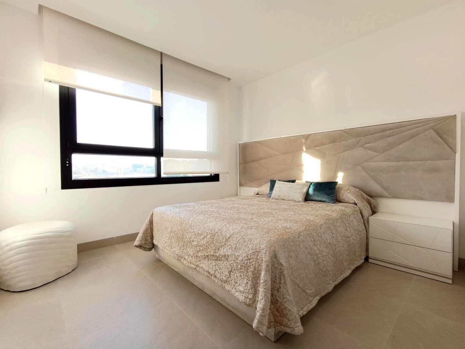 Luxuriöse Neubau-Doppelhaushälften in Benijófar, Costa Blanca
Erstklassige Lage in Benijófar mit bequemem Zugang zu Annehmlichkeiten
Er