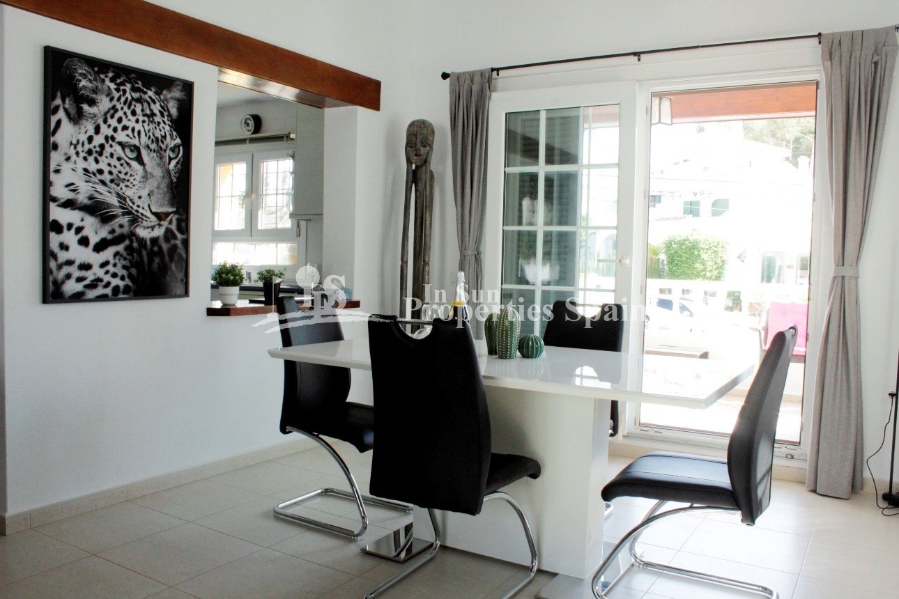 Spanische Villa in erster Reihe mit fantastischem Blick auf den Golfplatz – Villamartín, Fortuna II
Diese charmante, freistehende Villa