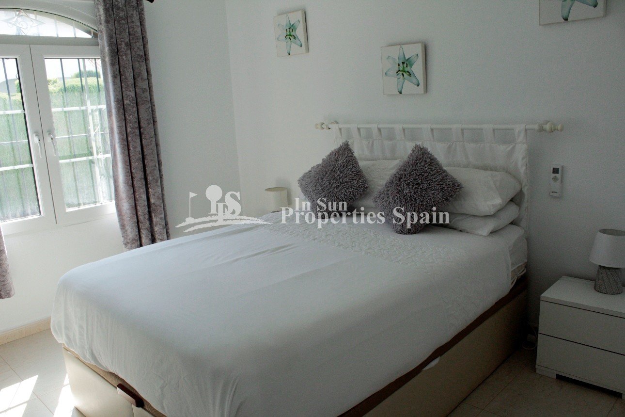 Spanische Villa in erster Reihe mit fantastischem Blick auf den Golfplatz – Villamartín, Fortuna II
Diese charmante, freistehende Villa