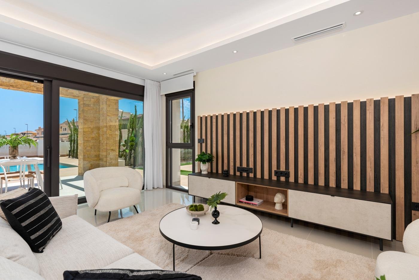 NEU GEBAUTE LUXUSVILLA IN CIUDAD QUESADA
Moderner Stil Neubau Villa mit privatem Garten in Ciudad Quesada.
Villa gebaut über 2 Etagen,