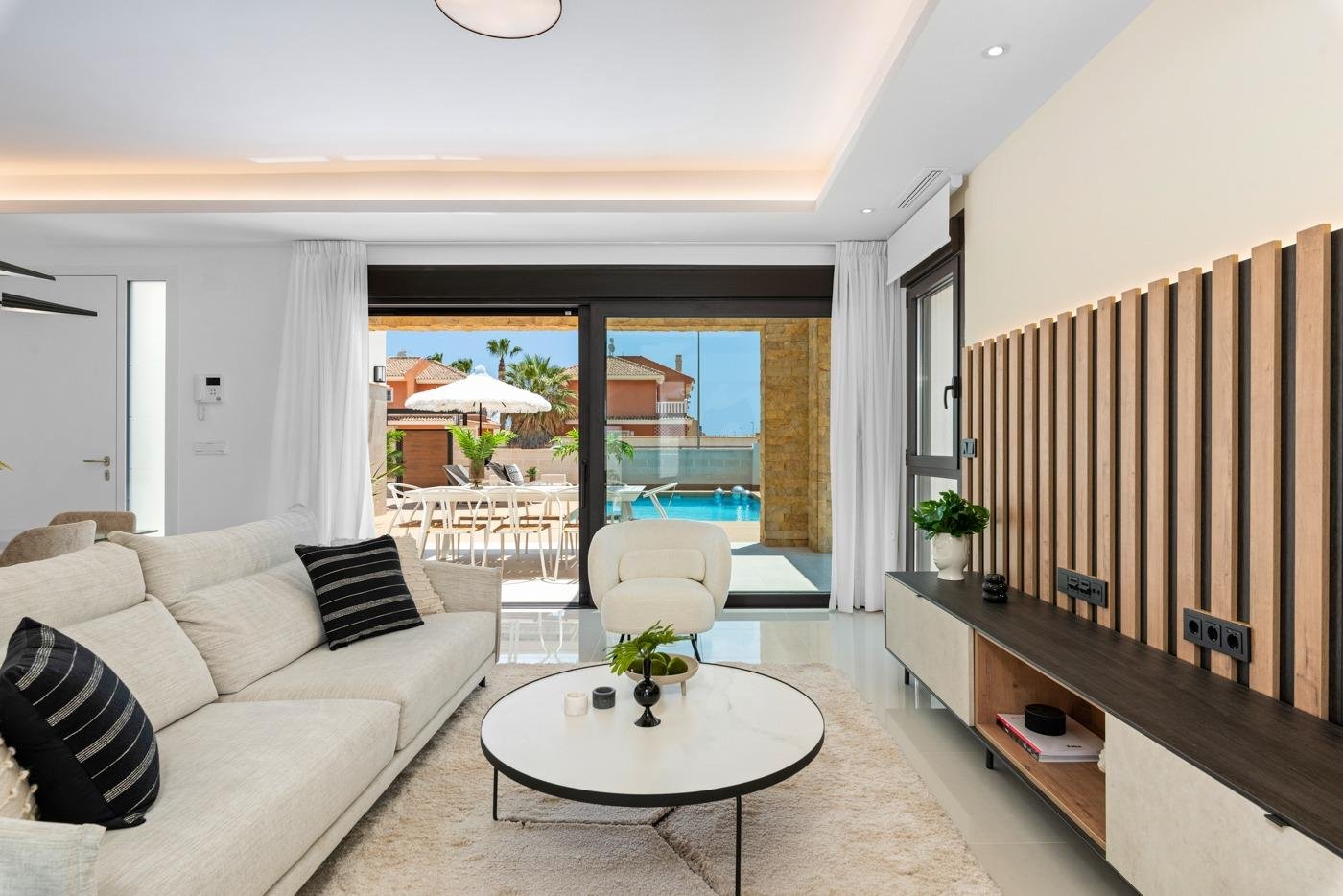 NEU GEBAUTE LUXUSVILLA IN CIUDAD QUESADA
Moderner Stil Neubau Villa mit privatem Garten in Ciudad Quesada.
Villa gebaut über 2 Etagen,