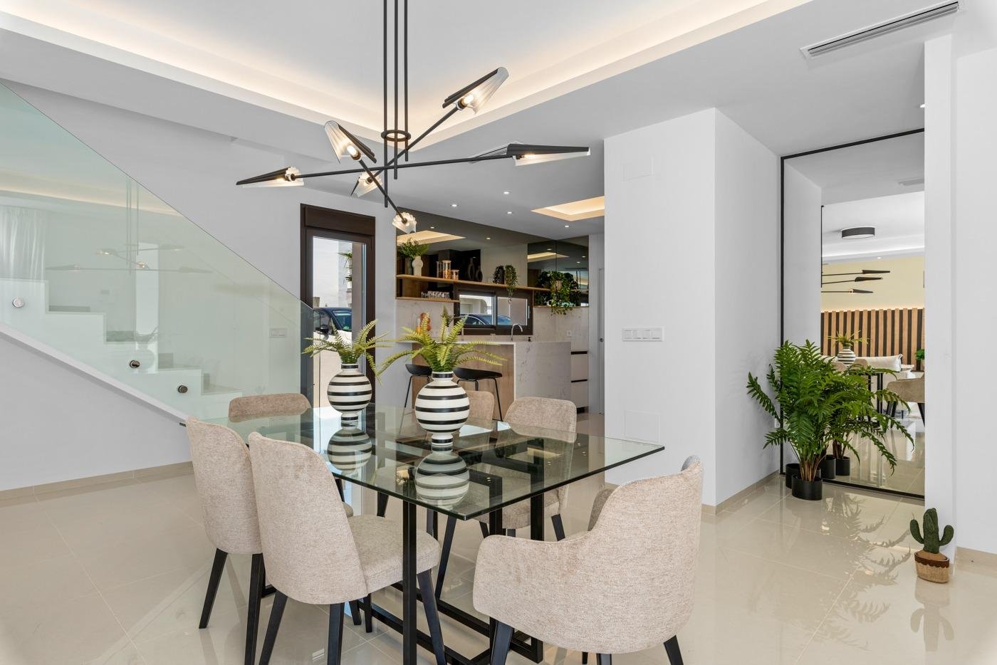 NEU GEBAUTE LUXUSVILLA IN CIUDAD QUESADA
Moderner Stil Neubau Villa mit privatem Garten in Ciudad Quesada.
Villa gebaut über 2 Etagen,