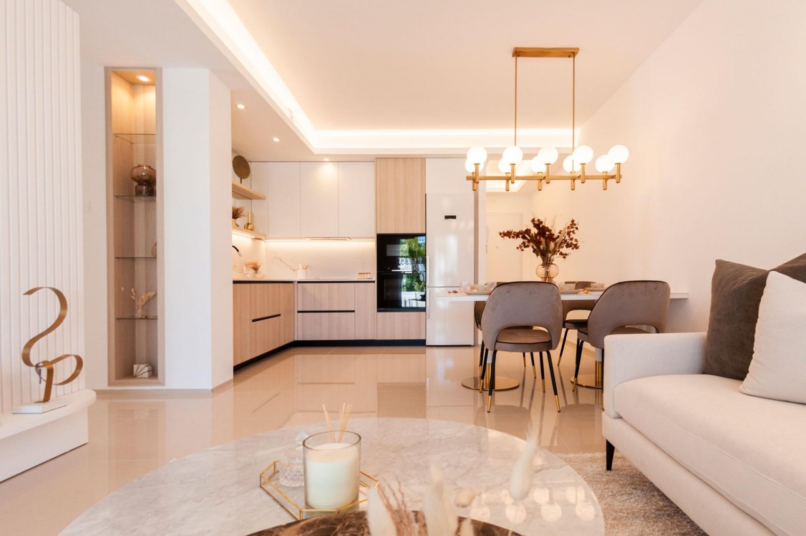 NEU GEBAUTE WOHNANLAGE IN ROJALES
Neubau-Wohnanlage mit Bungalowwohnungen, Reihenhäusern und Doppelhaushälften in Rojales.
Moderne Neub