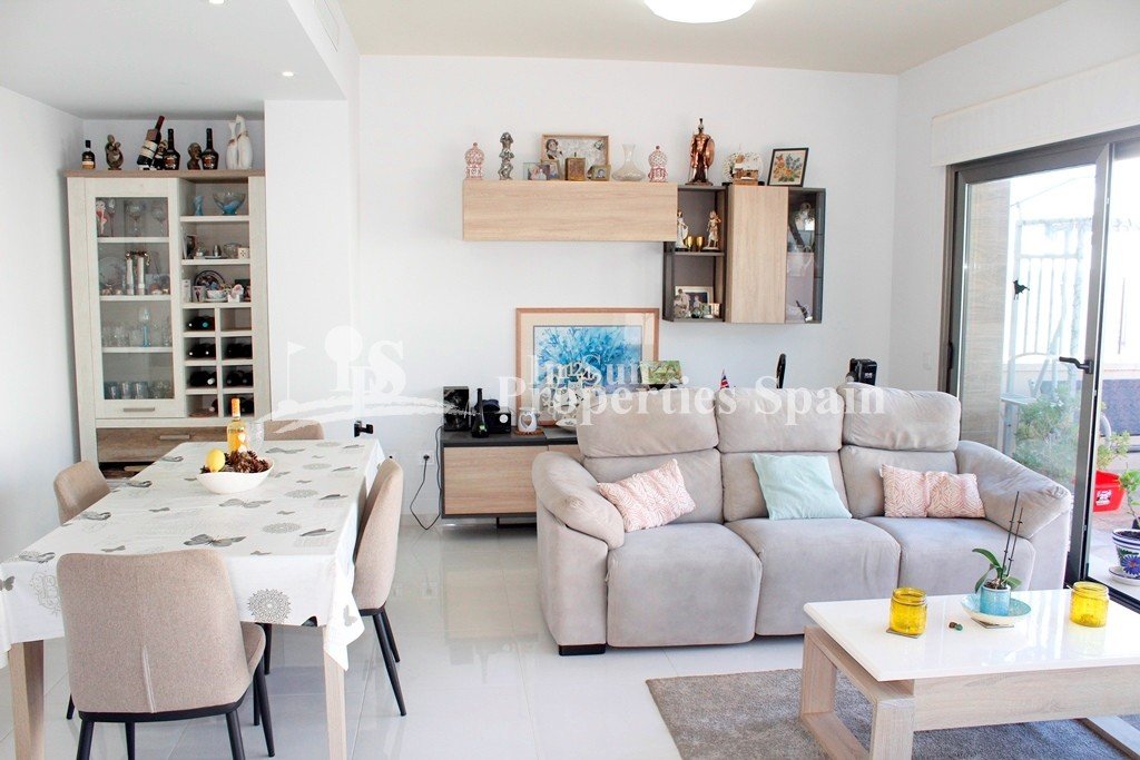 EXKLUSIV "READY TO MOVE IN“ moderne und stilvolle 3-Bett, 3 en-suite Badezimmer VOLL MÖBELIERTE VILLA, in der ruhigen Lage von SAN M