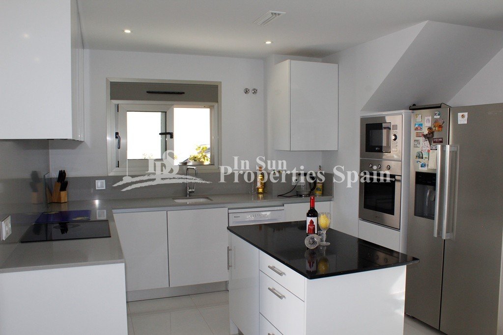 EXKLUSIV "READY TO MOVE IN“ moderne und stilvolle 3-Bett, 3 en-suite Badezimmer VOLL MÖBELIERTE VILLA, in der ruhigen Lage von SAN M