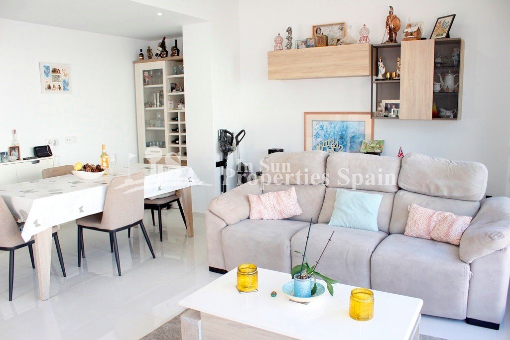 EXKLUSIV "READY TO MOVE IN“ moderne und stilvolle 3-Bett, 3 en-suite Badezimmer VOLL MÖBELIERTE VILLA, in der ruhigen Lage von SAN M