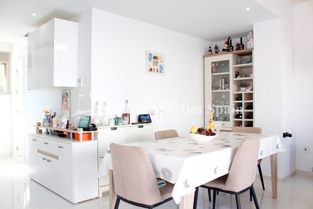 EXKLUSIV "READY TO MOVE IN“ moderne und stilvolle 3-Bett, 3 en-suite Badezimmer VOLL MÖBELIERTE VILLA, in der ruhigen Lage von SAN M