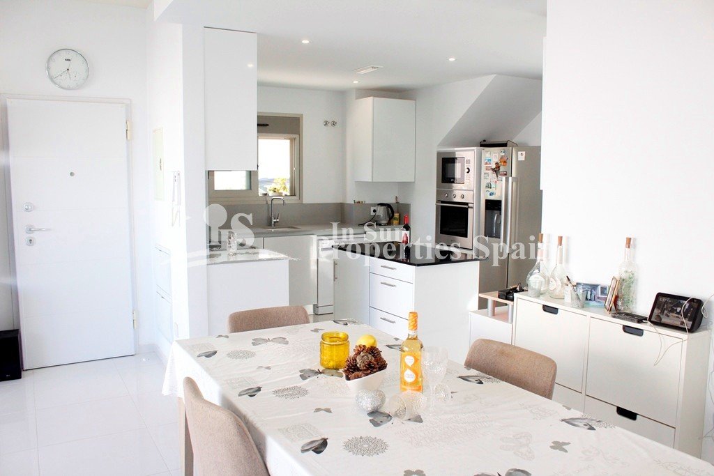 EXKLUSIV "READY TO MOVE IN“ moderne und stilvolle 3-Bett, 3 en-suite Badezimmer VOLL MÖBELIERTE VILLA, in der ruhigen Lage von SAN M