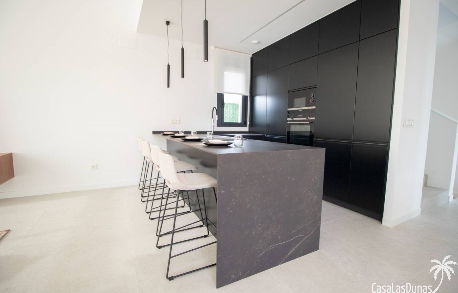  Wachen Sie jeden Morgen mit Blick auf das Meer und die grünen Hügel des benachbarten Golfplatzes auf. Profitieren Sie von natürlichem Licht dank der 