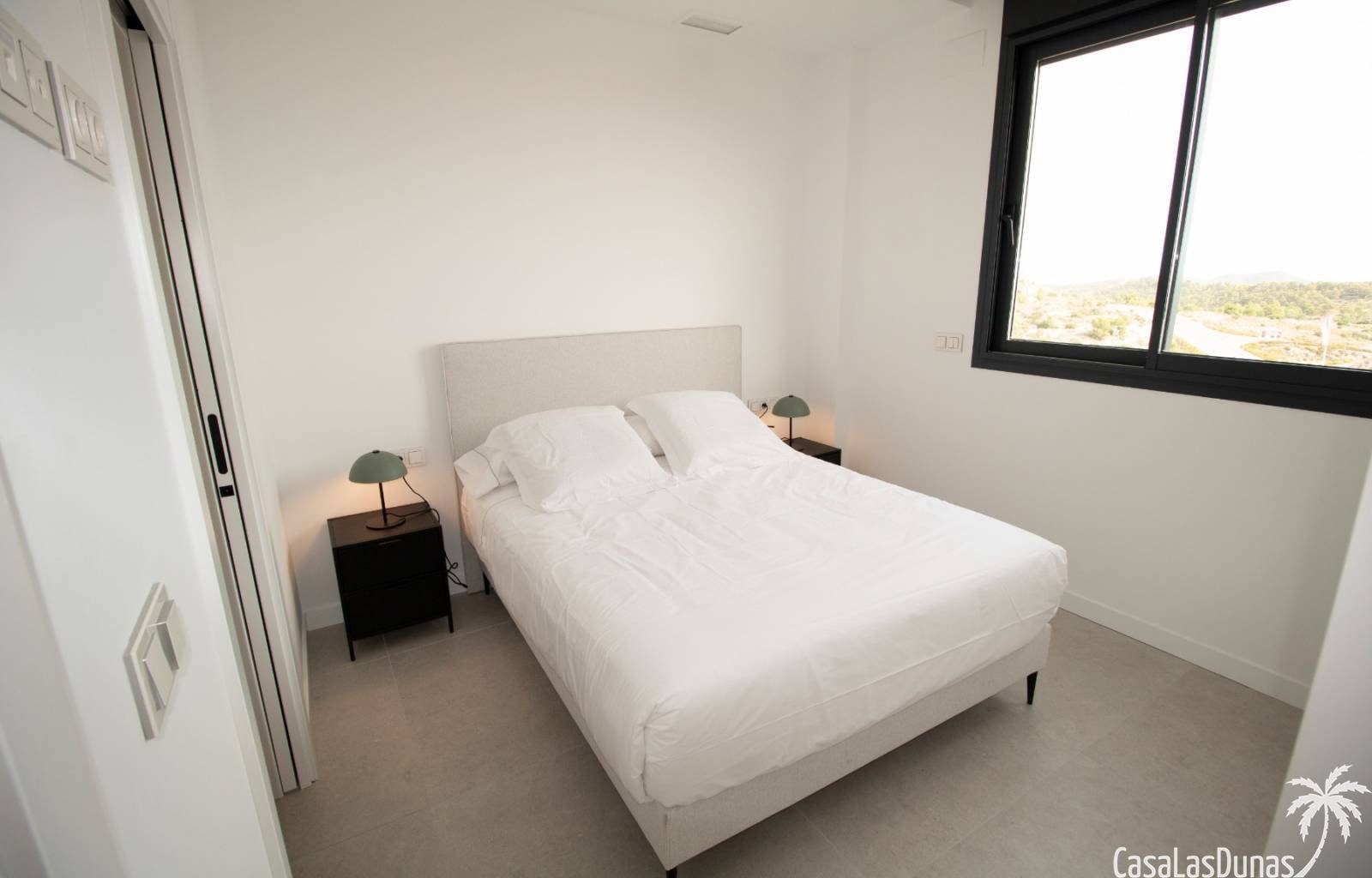  Wachen Sie jeden Morgen mit Blick auf das Meer und die grünen Hügel des benachbarten Golfplatzes auf. Profitieren Sie von natürlichem Licht dank der 