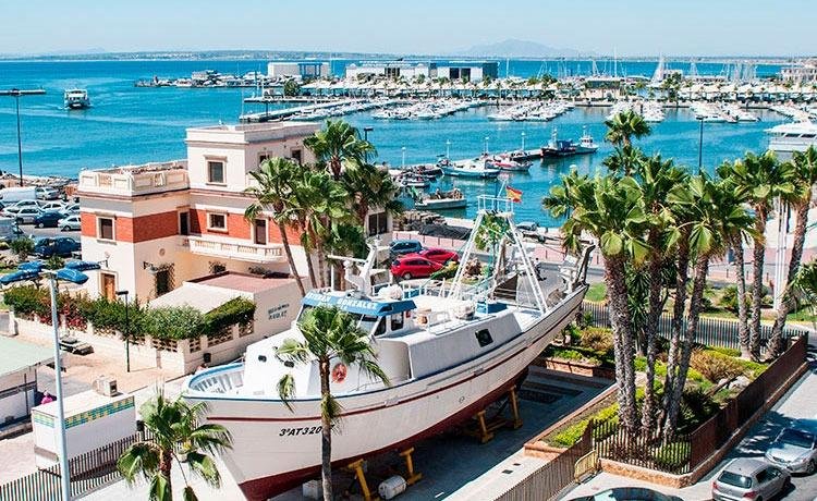 NEU GEBAUTE WOHNANLAGE IN SANTA POLA Moderne, geschlossene Wohnanlage mit 3 Wohnblöcken und großen, landschaftlich gestalteten Gemeinscha