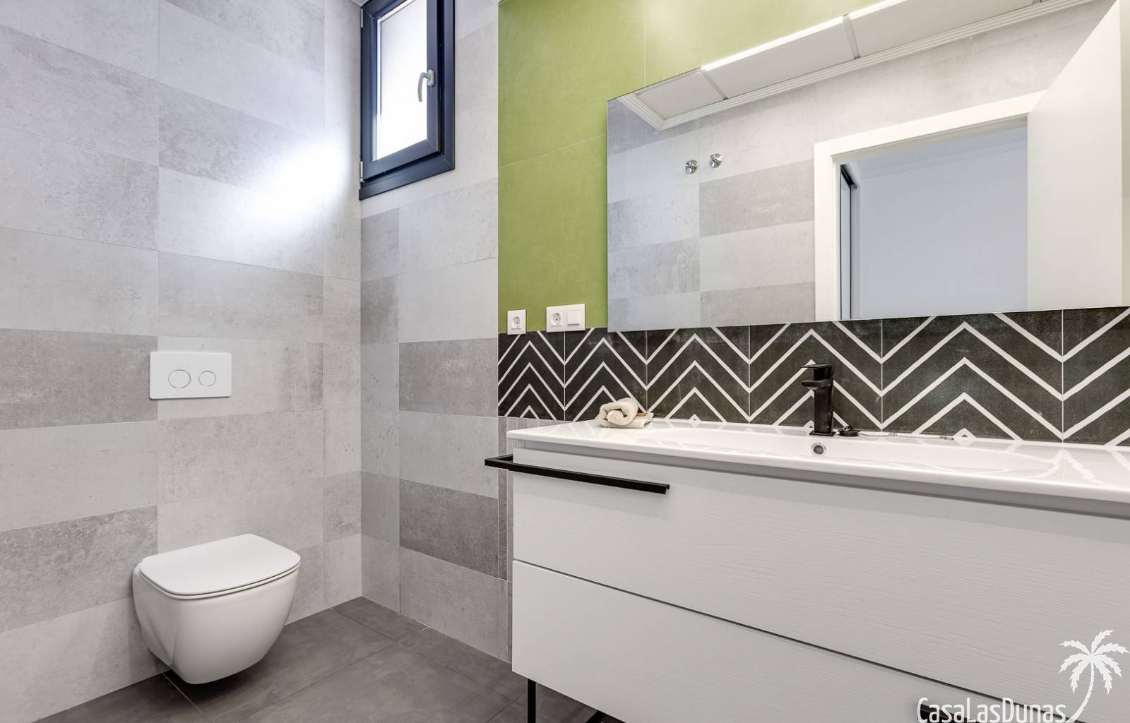 Im besten Teil der Stadt Torrevieja; In La Mata gibt es zwei Luxusvillen mit 4 Schlafzimmern und 3 Bädern. Natürlich ausgestattet mit einem privaten