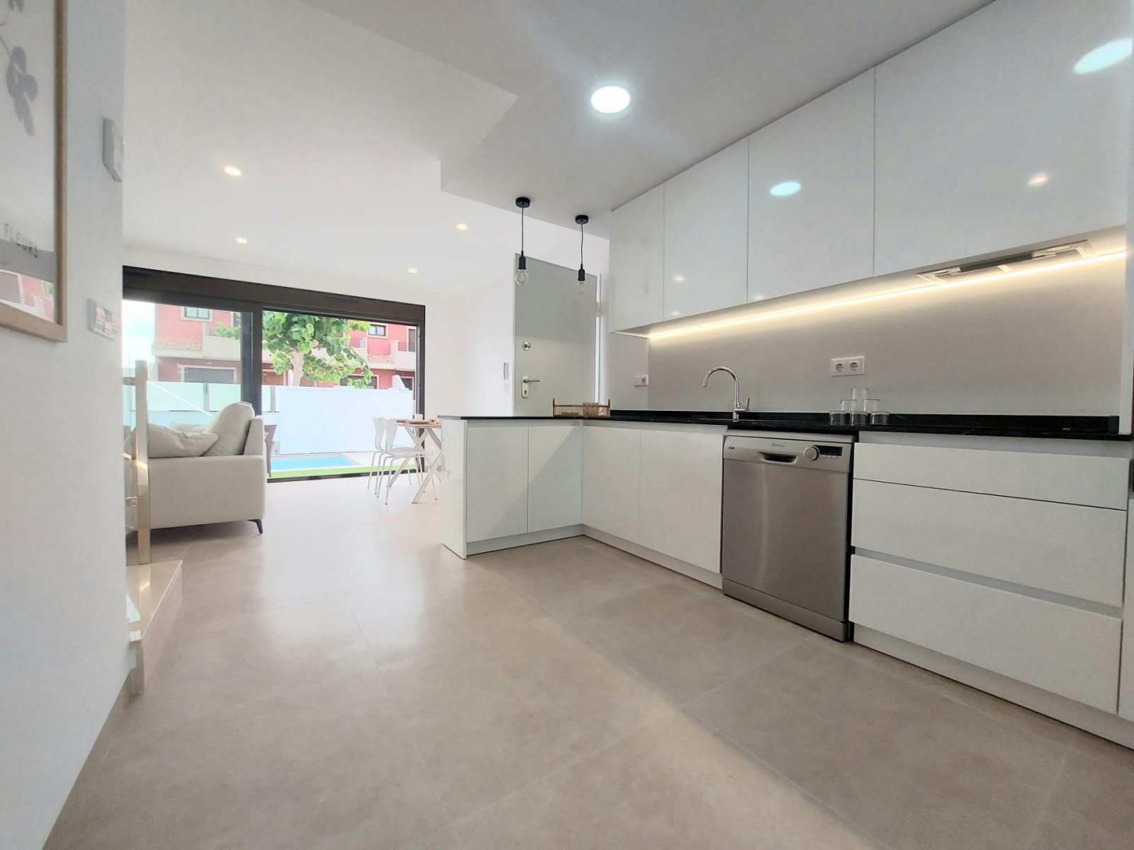 NEU GEBAUTE VILLEN IN SAN PEDRO DEL PINATAR Neu gebaute moderne Villen in der Nähe des Zentrums von San Pedro del Pinatar. Villen bauen ü